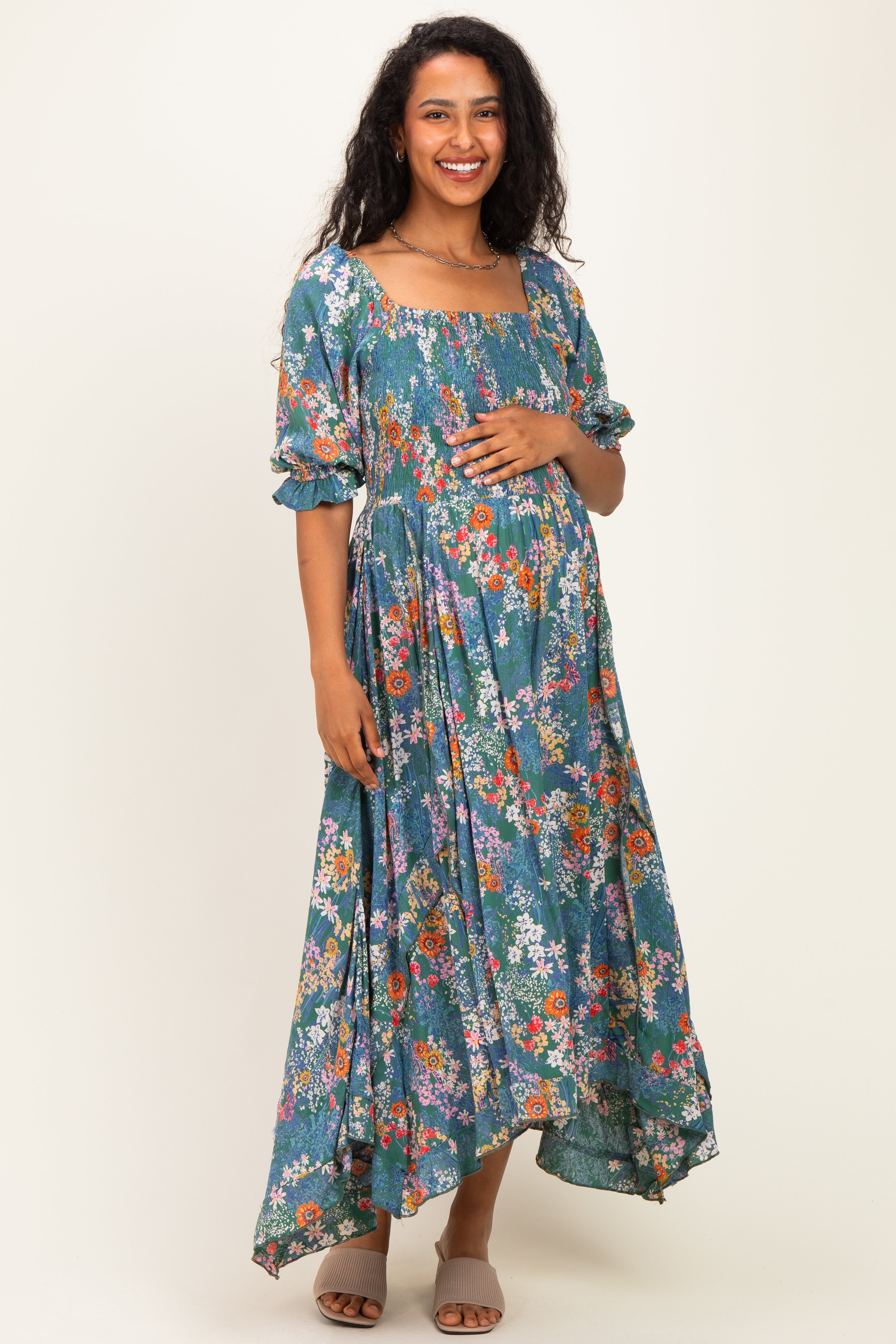 Geblümtes Umstands-Midikleid mit Smok-Detail und Zipfelsaum