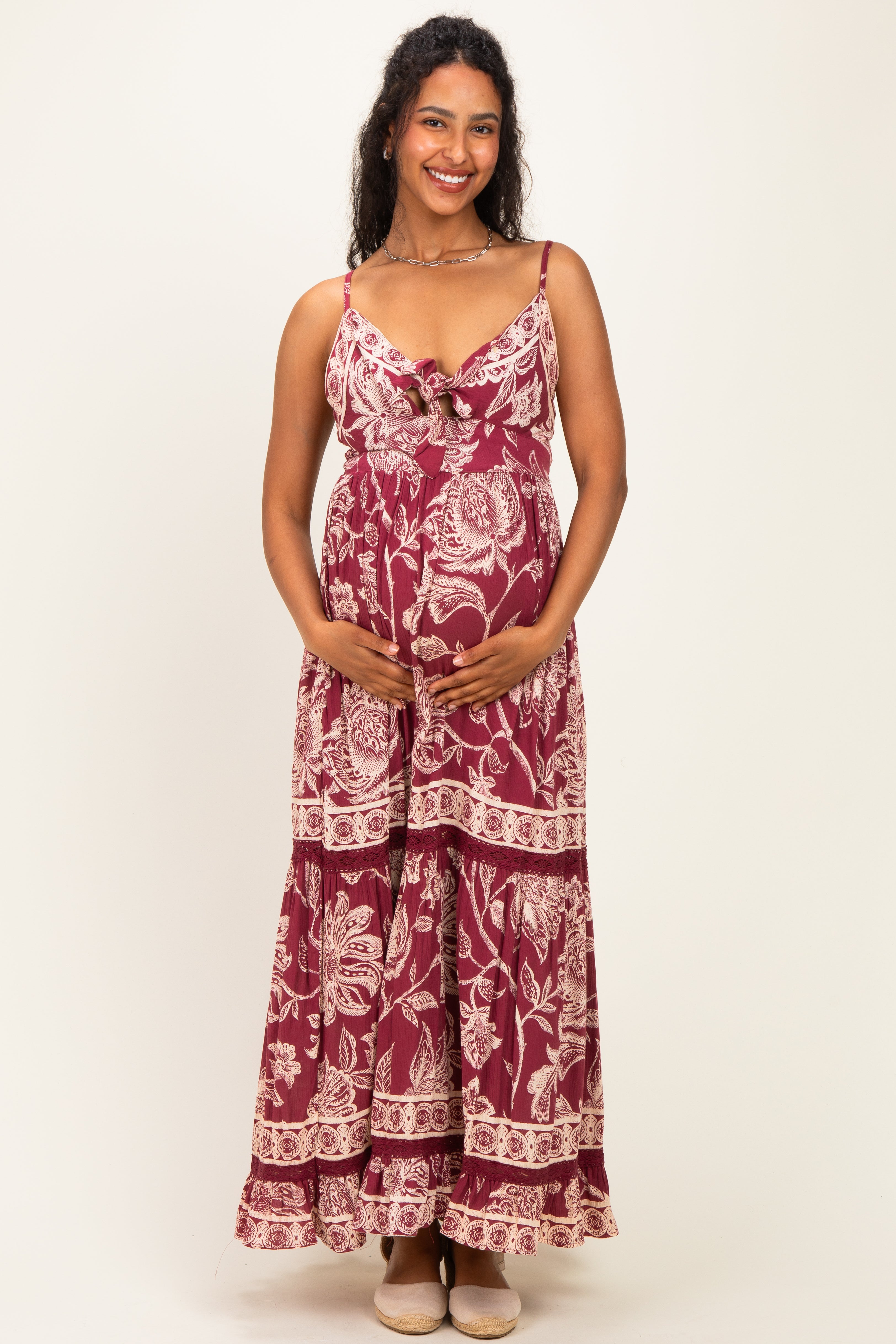 Umstands-Maxikleid mit Blumenmuster, Bindeband und Cut-out