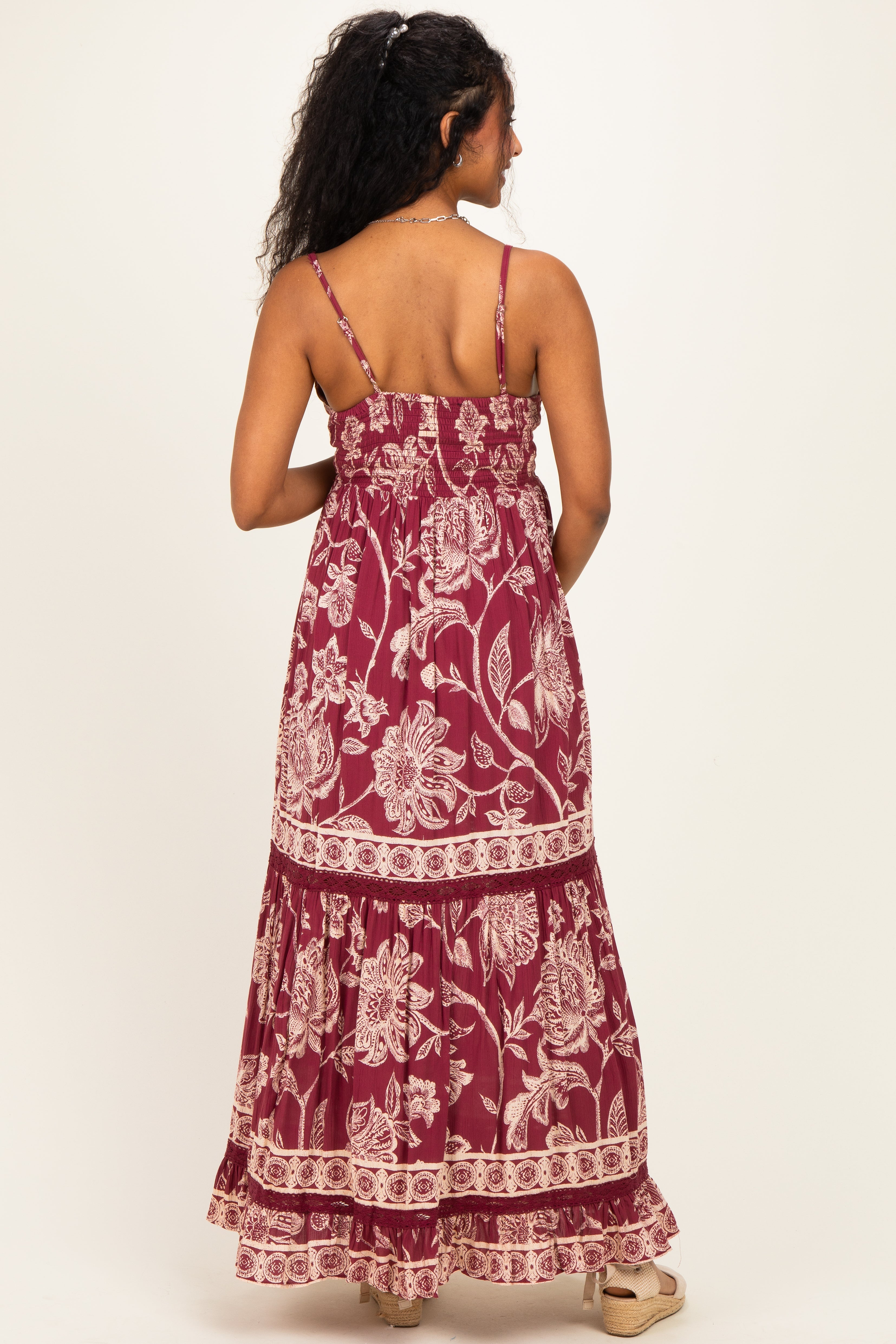 Umstands-Maxikleid mit Blumenmuster, Bindeband und Cut-out