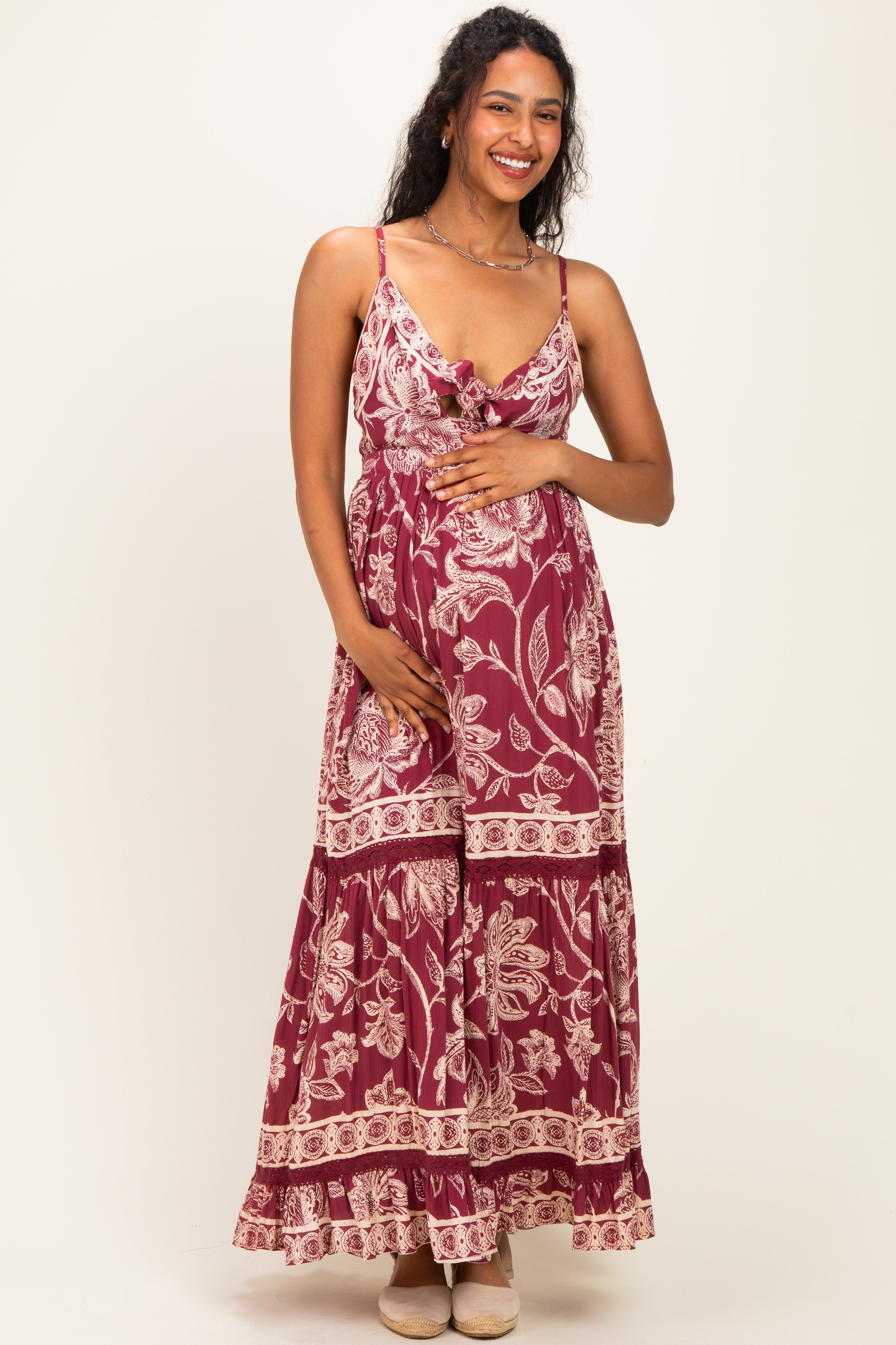 Umstands-Maxikleid mit Blumenmuster, Bindeband und Cut-out