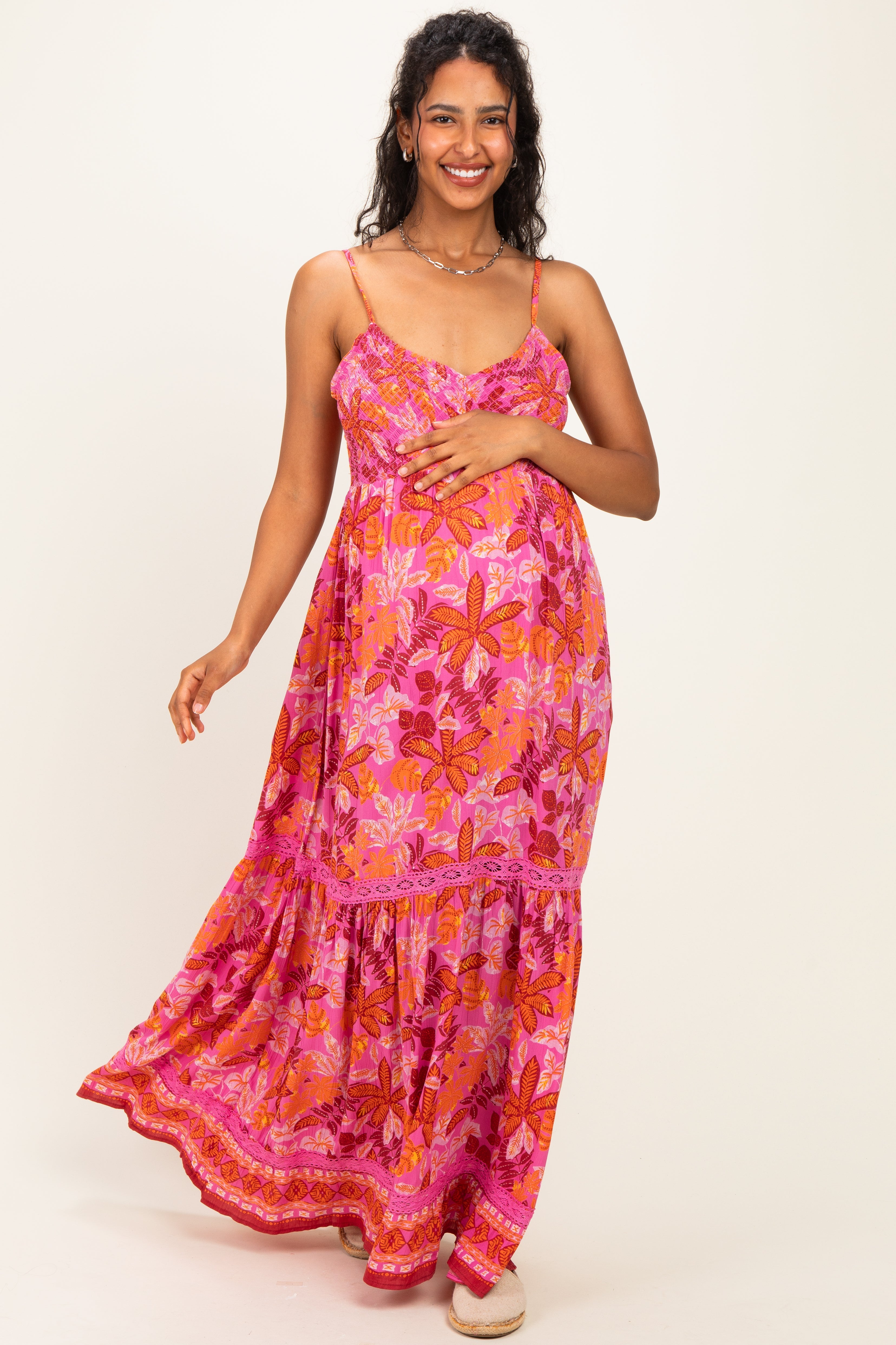 Umstands-Maxikleid mit Blumenmuster und Spitzenbesatz