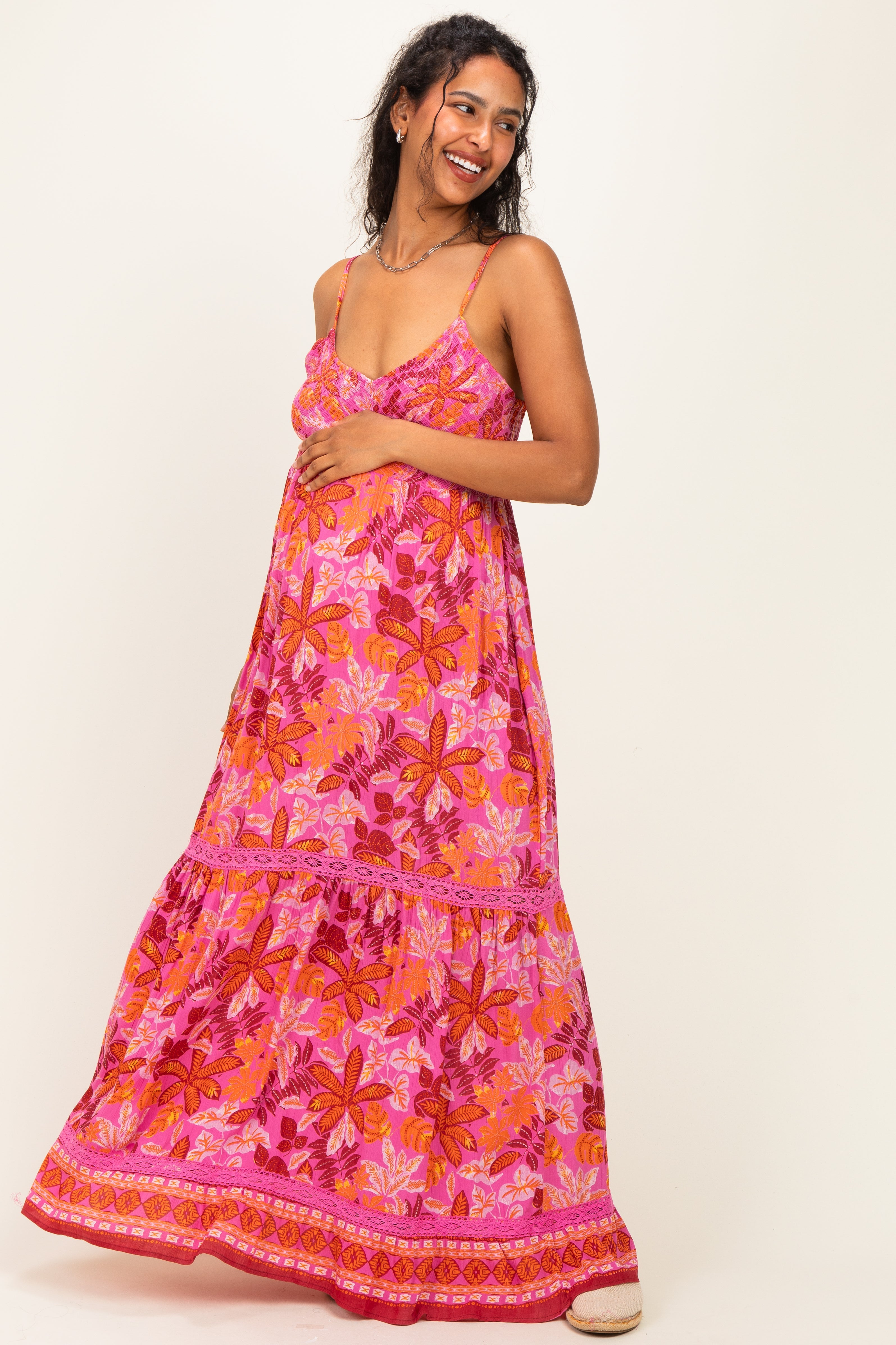 Umstands-Maxikleid mit Blumenmuster und Spitzenbesatz