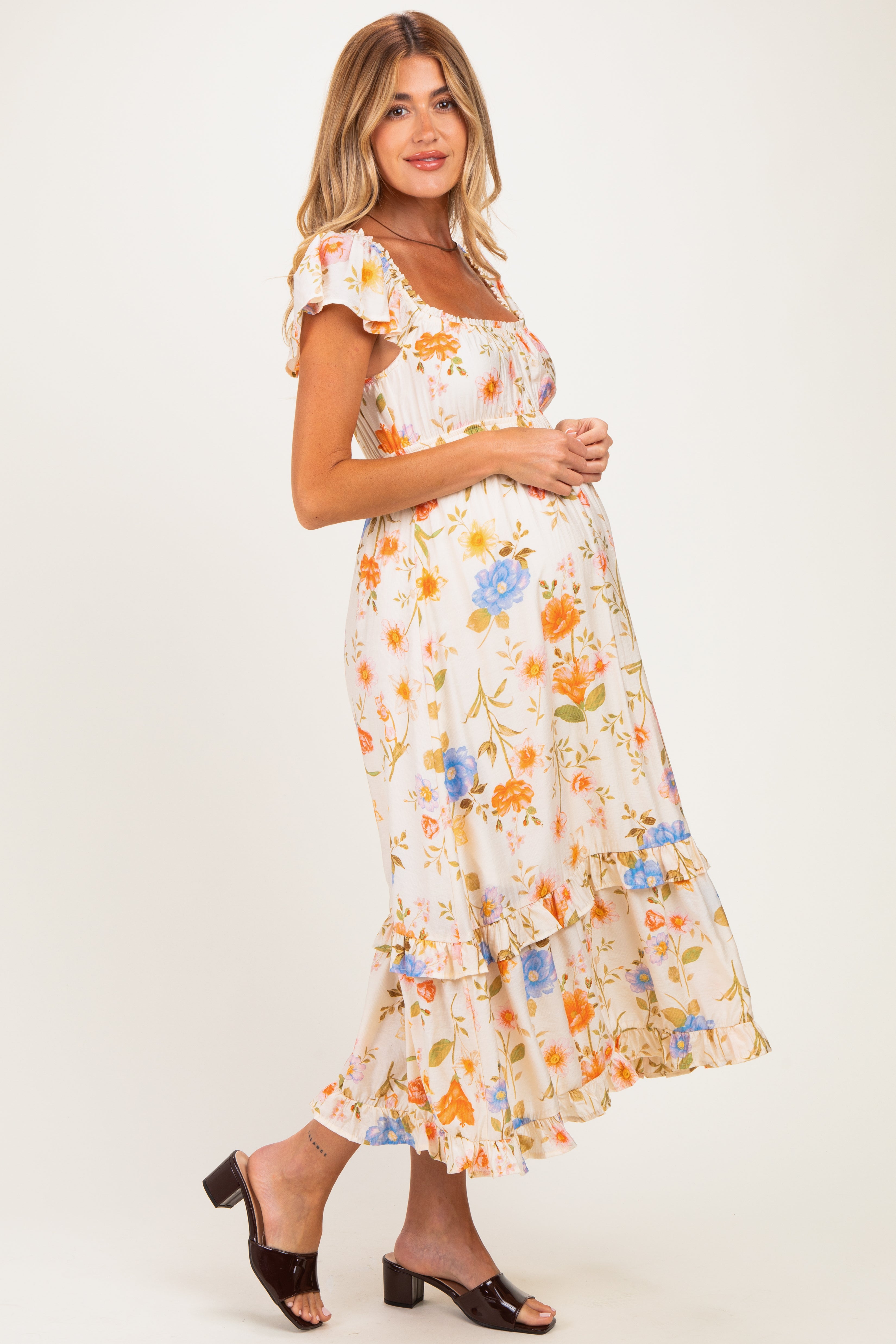 Geblümtes Umstands-Midikleid mit Rüschen-Detail