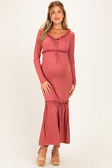 Umstands-Maxikleid aus Rippstrick mit Rüschen und Off-Shoulder-Ausschnitt