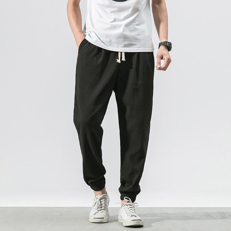 Schlichte Herrenhose mit Kordelzug und Taschen