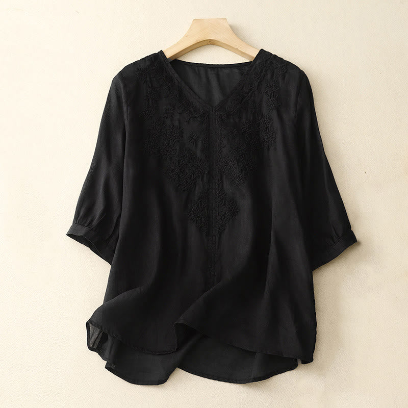 Damen-Halbarmshirt -Motiv, V-Ausschnitt und Stickerei.