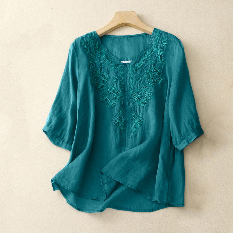 Damen-Halbarmshirt -Motiv, V-Ausschnitt und Stickerei.