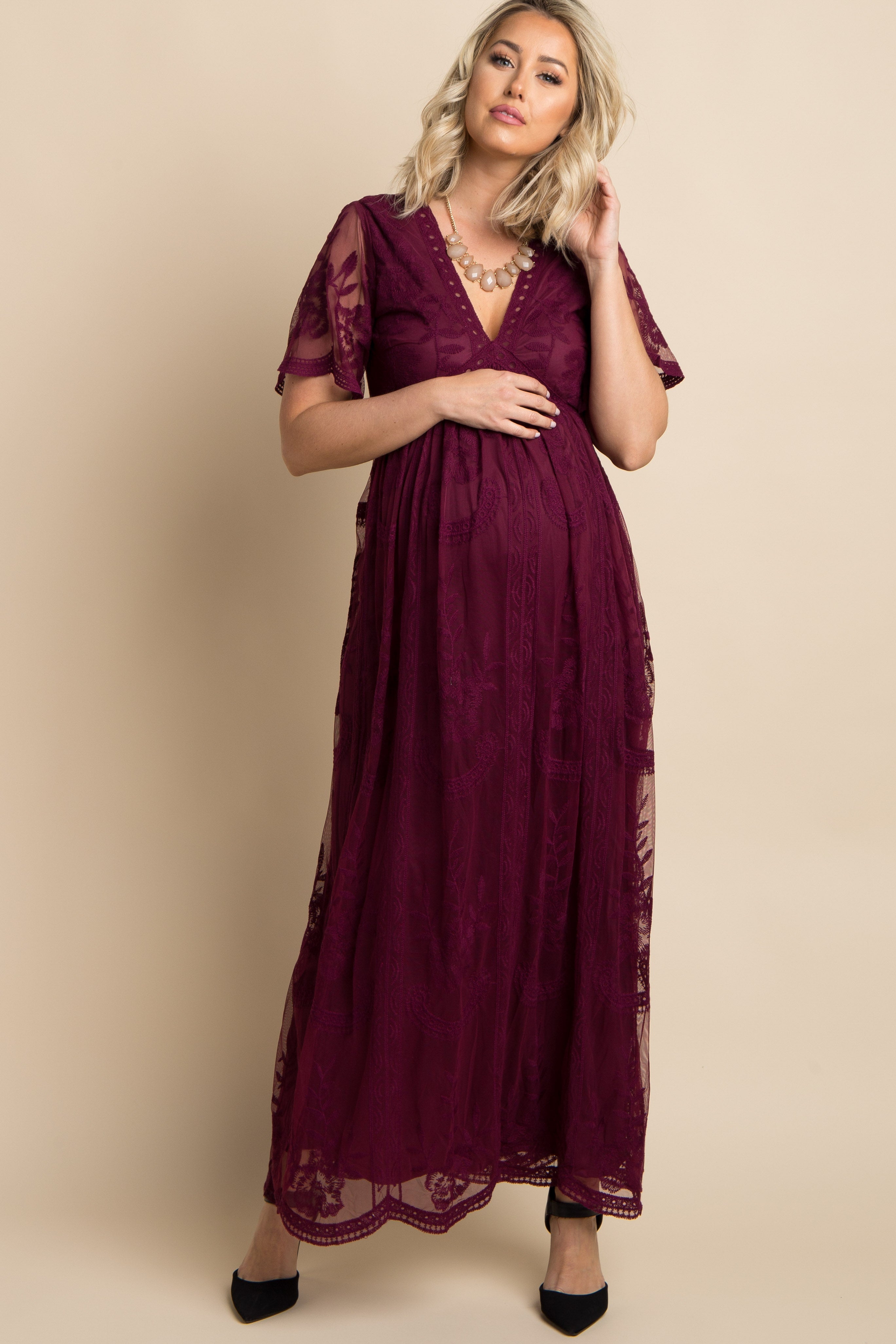 Umstands-Maxikleid mit Spitzen-Mesh-Überzug