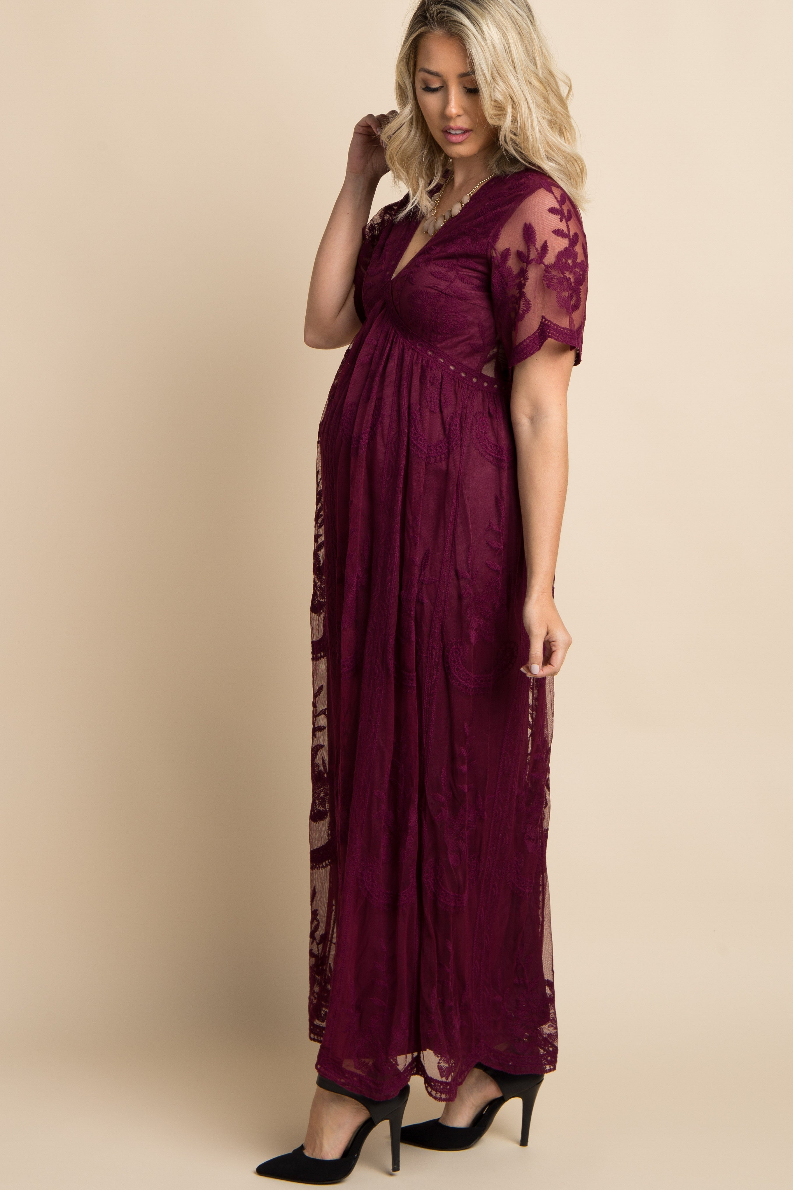 Umstands-Maxikleid mit Spitzen-Mesh-Überzug