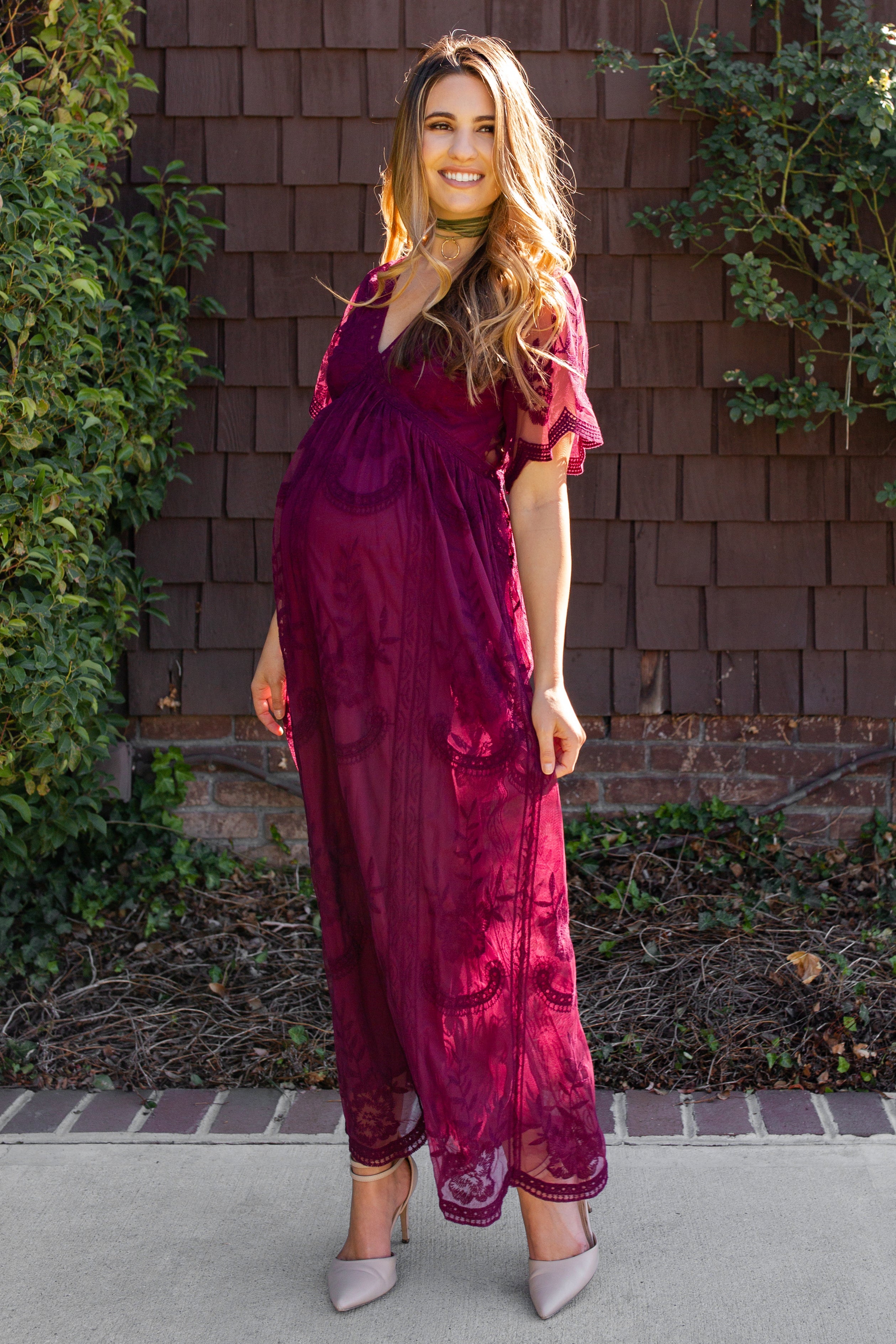 Umstands-Maxikleid mit Spitzen-Mesh-Überzug