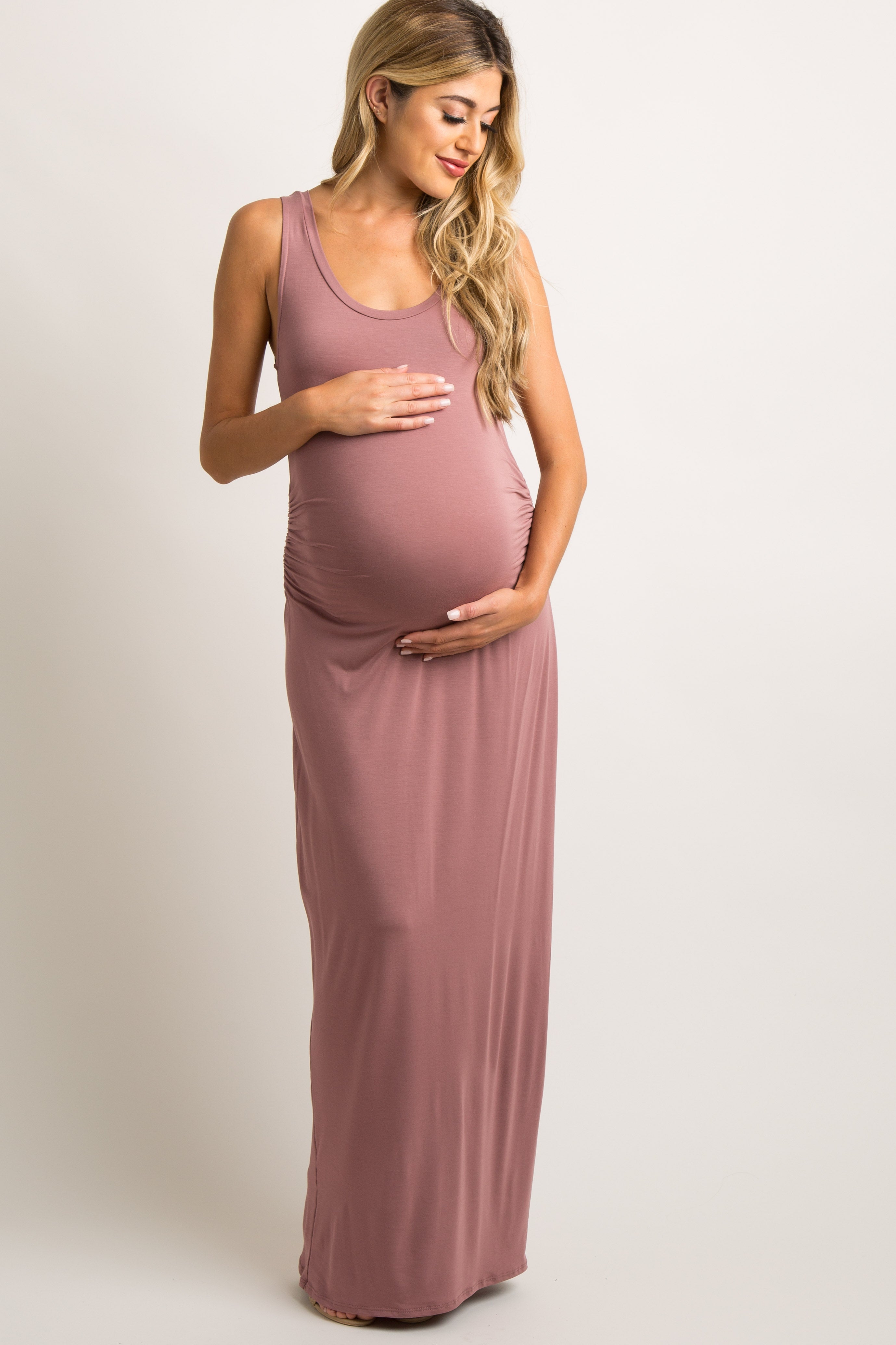 Ärmelloses figurbetontes Umstands-Maxikleid in Malve