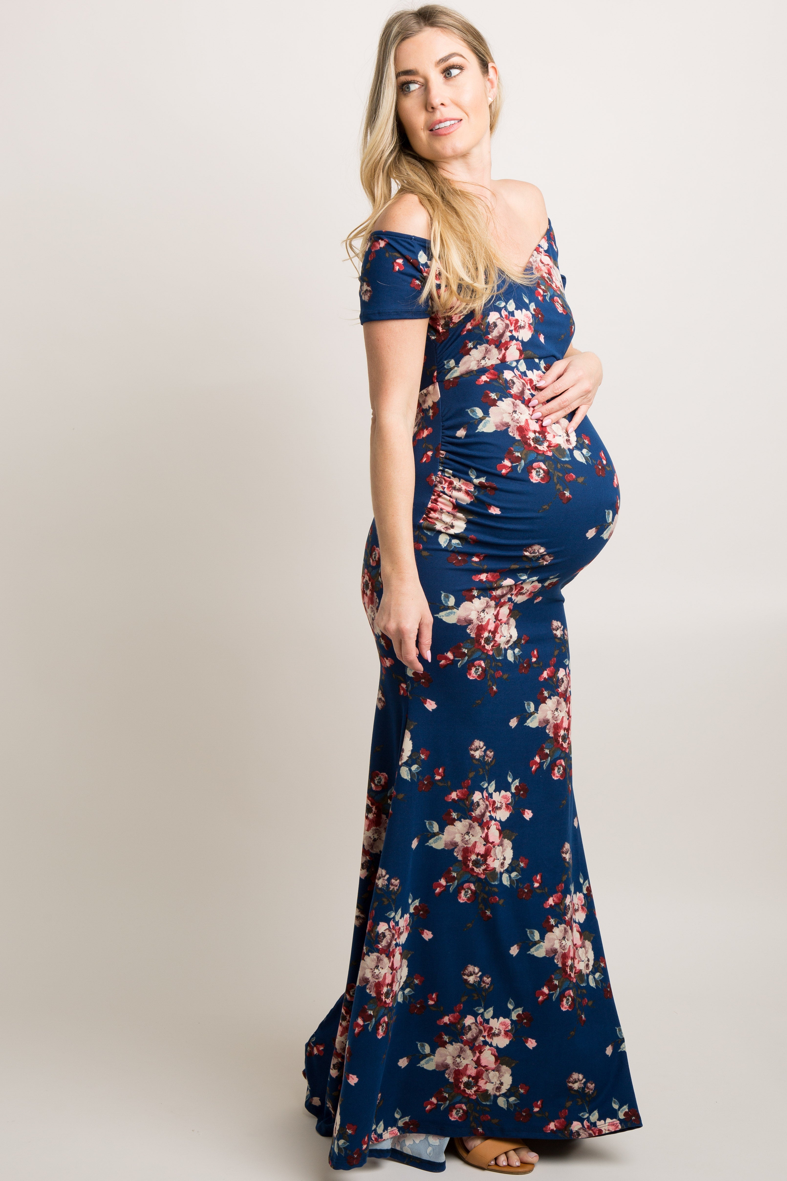 Umstandskleid mit Blumenmuster, schulterfreiem Ausschnitt und Wickeloptik für Fotoshootings