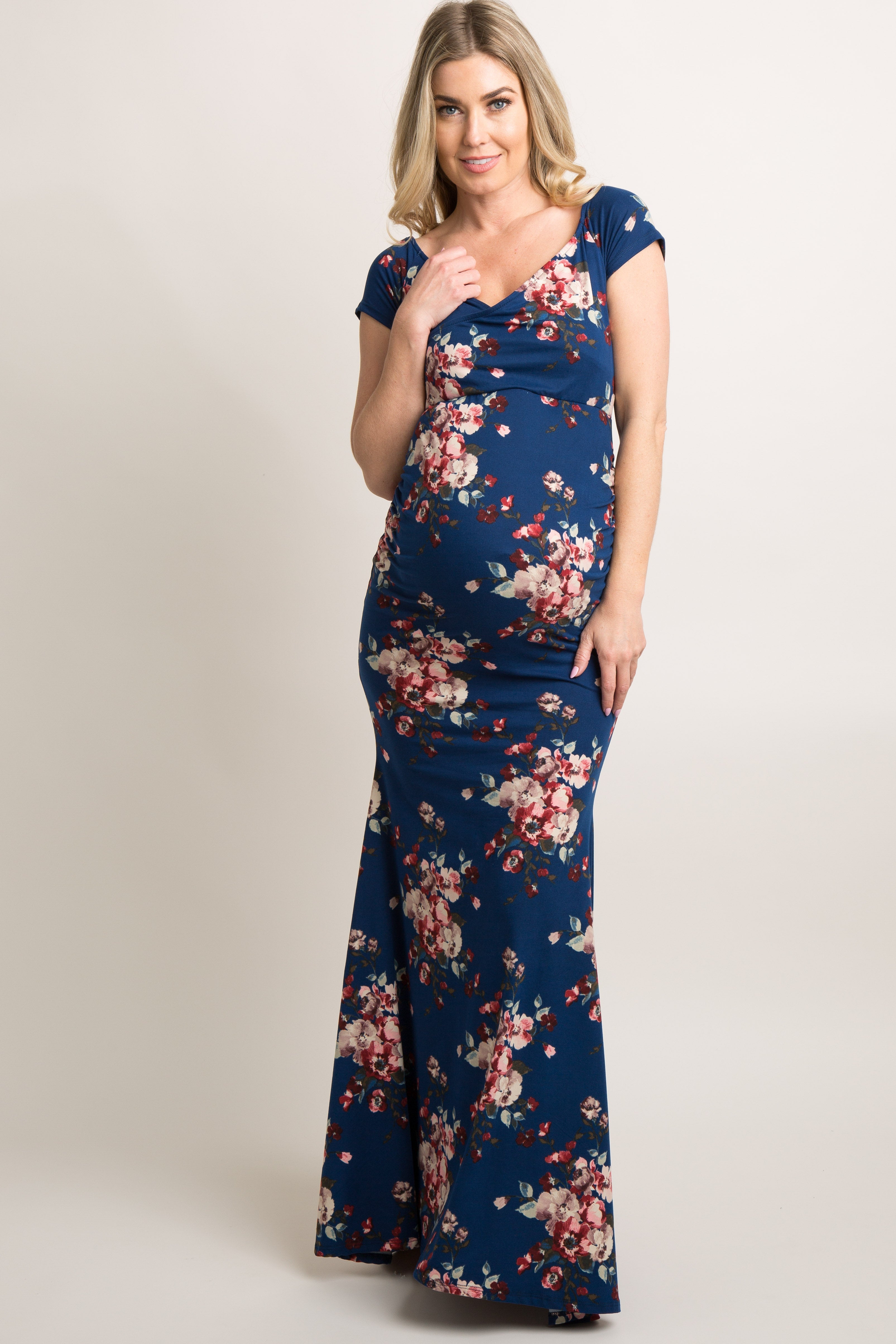 Umstandskleid mit Blumenmuster, schulterfreiem Ausschnitt und Wickeloptik für Fotoshootings