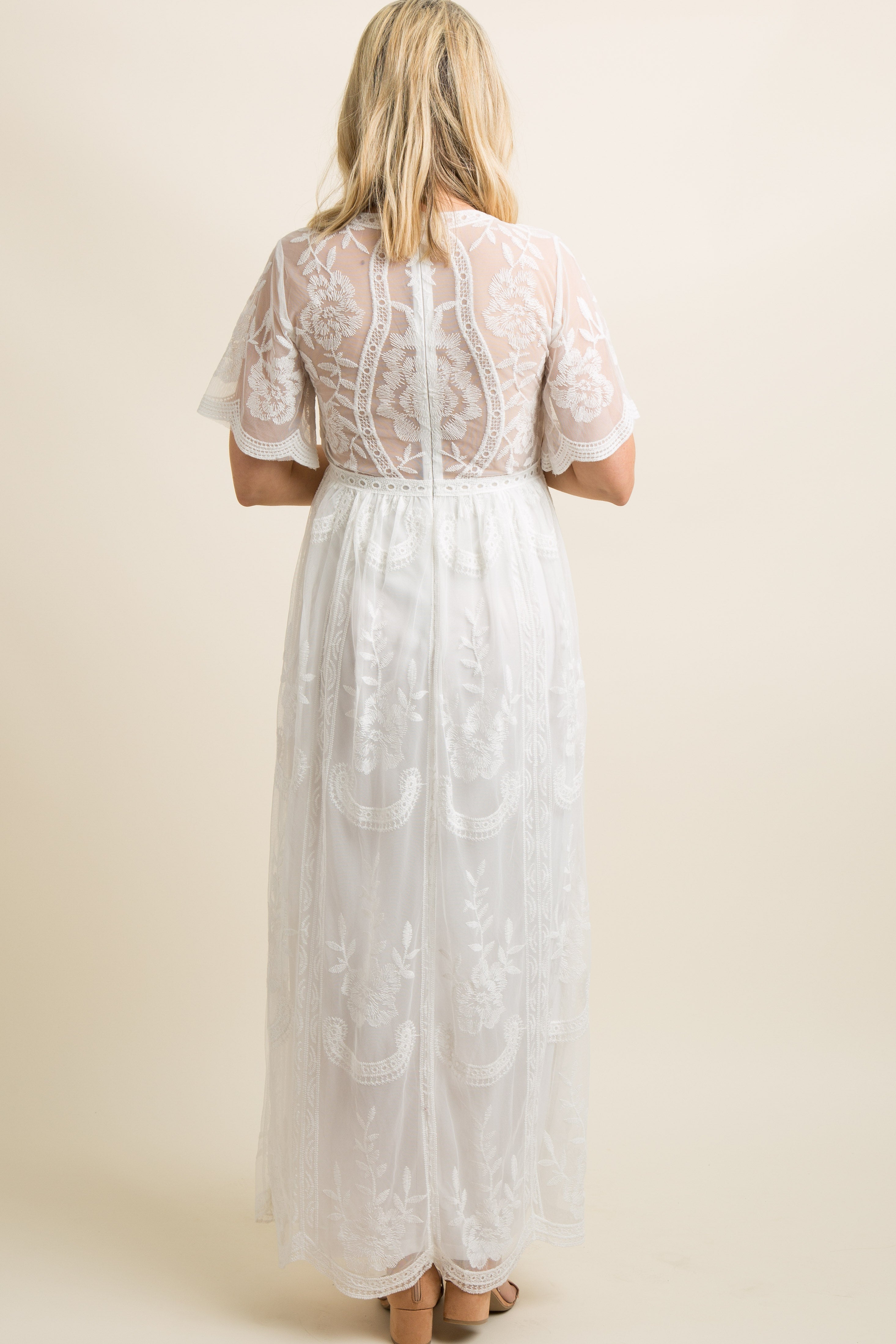 Umstands-Maxikleid mit Spitzen-Mesh-Überzug