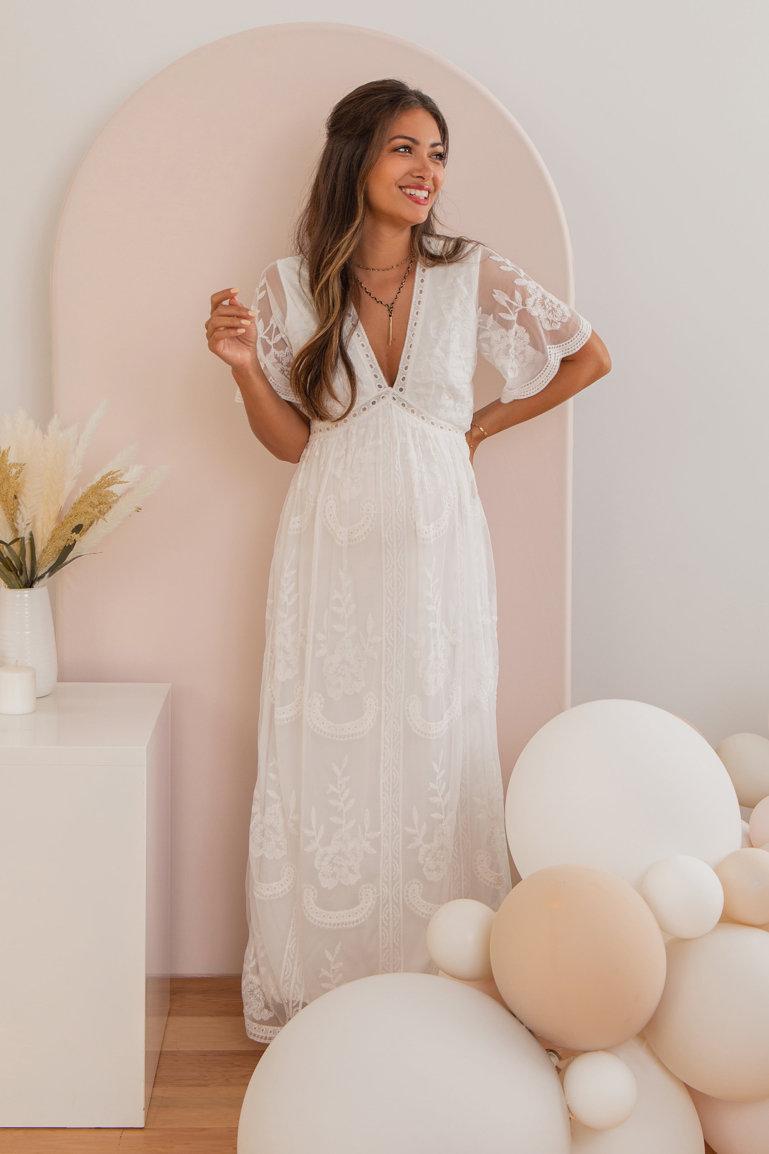 Umstands-Maxikleid mit Spitzen-Mesh-Überzug