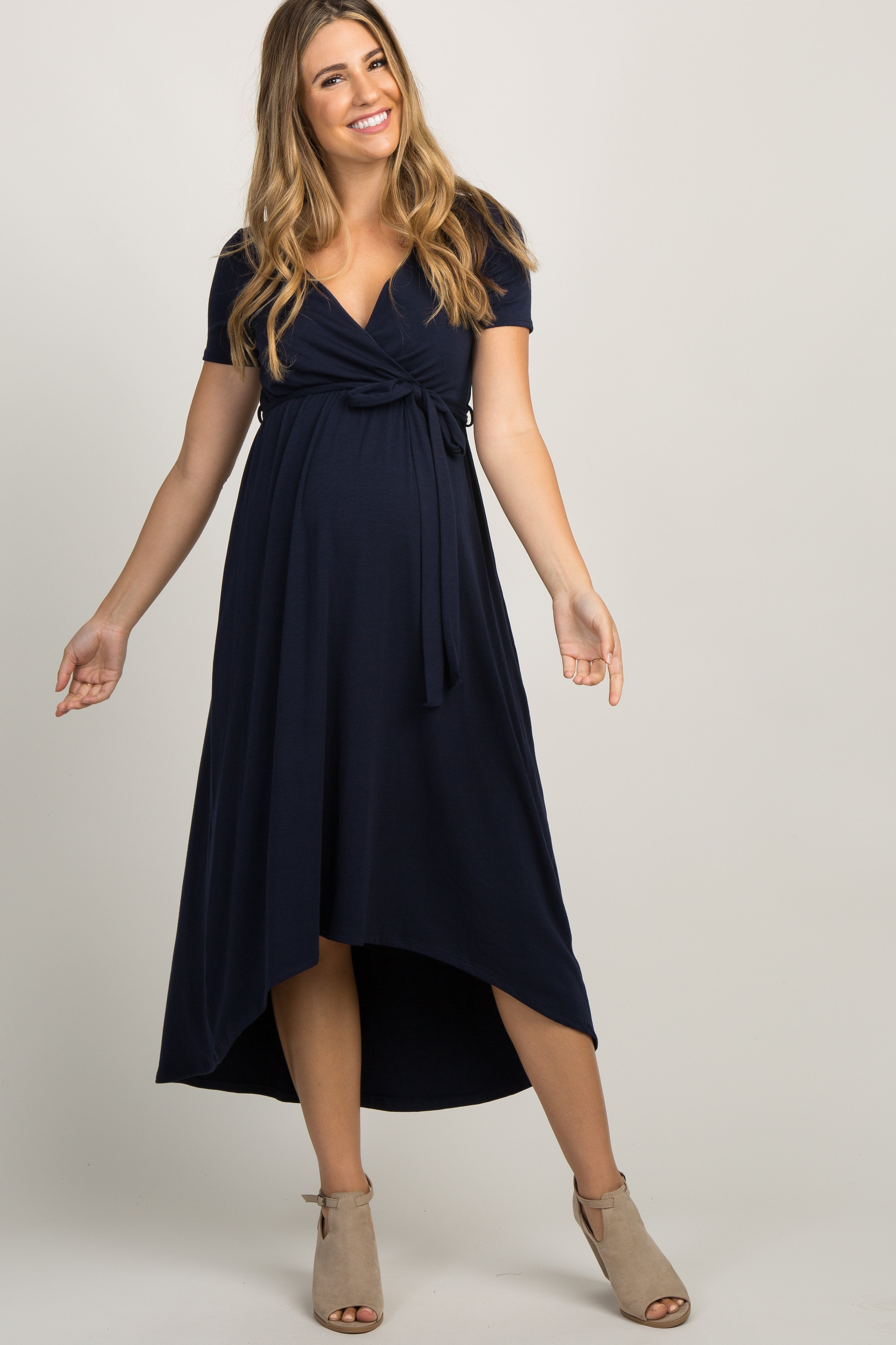 Einfarbiges Umstands-Wickelkleid mit Vokuhila-Saum