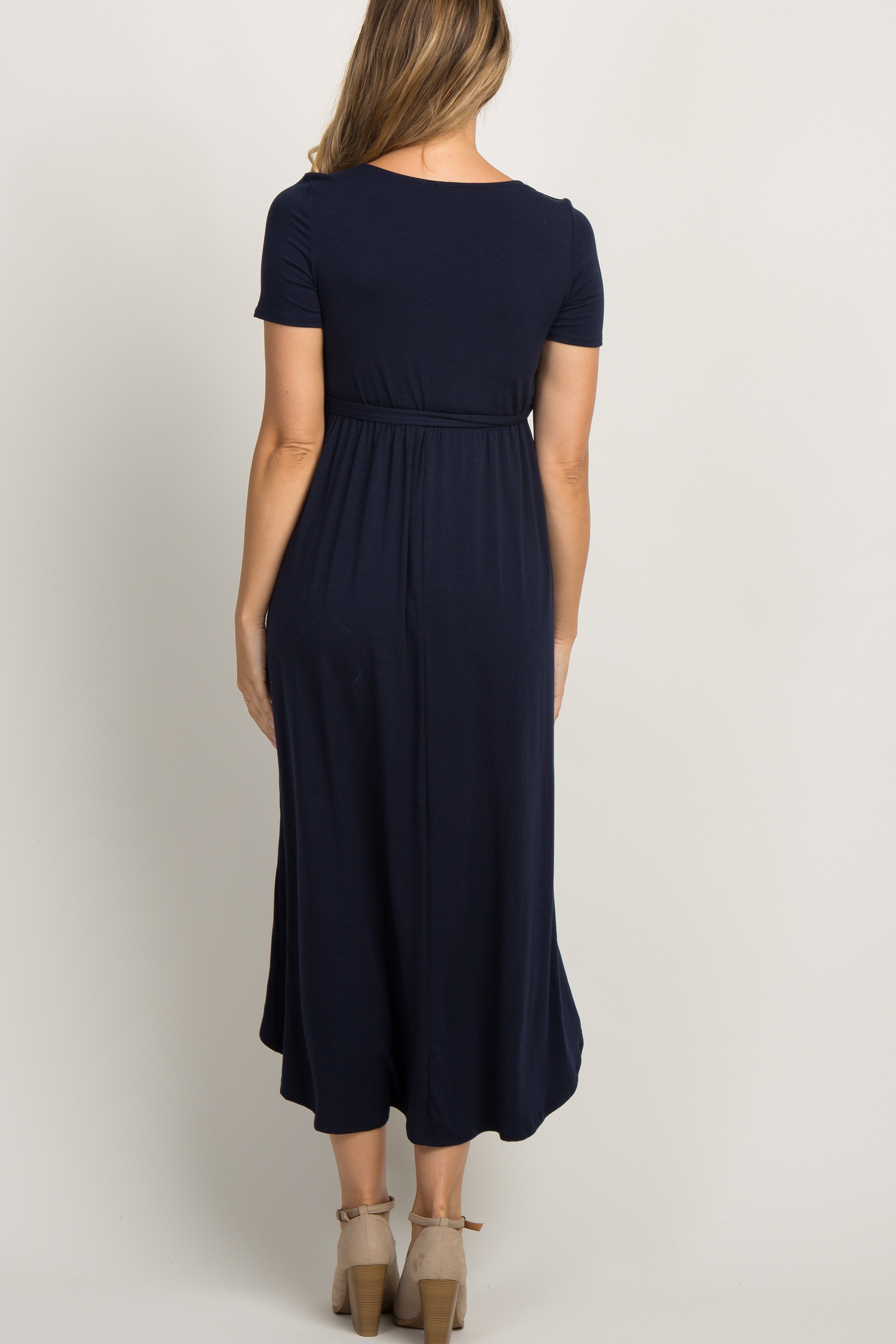 Einfarbiges Umstands-Wickelkleid mit Vokuhila-Saum
