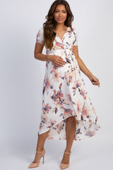 Umstands-Wickelkleid in Elfenbein mit Aquarell-Blumenmuster und Vokuhila-Saum