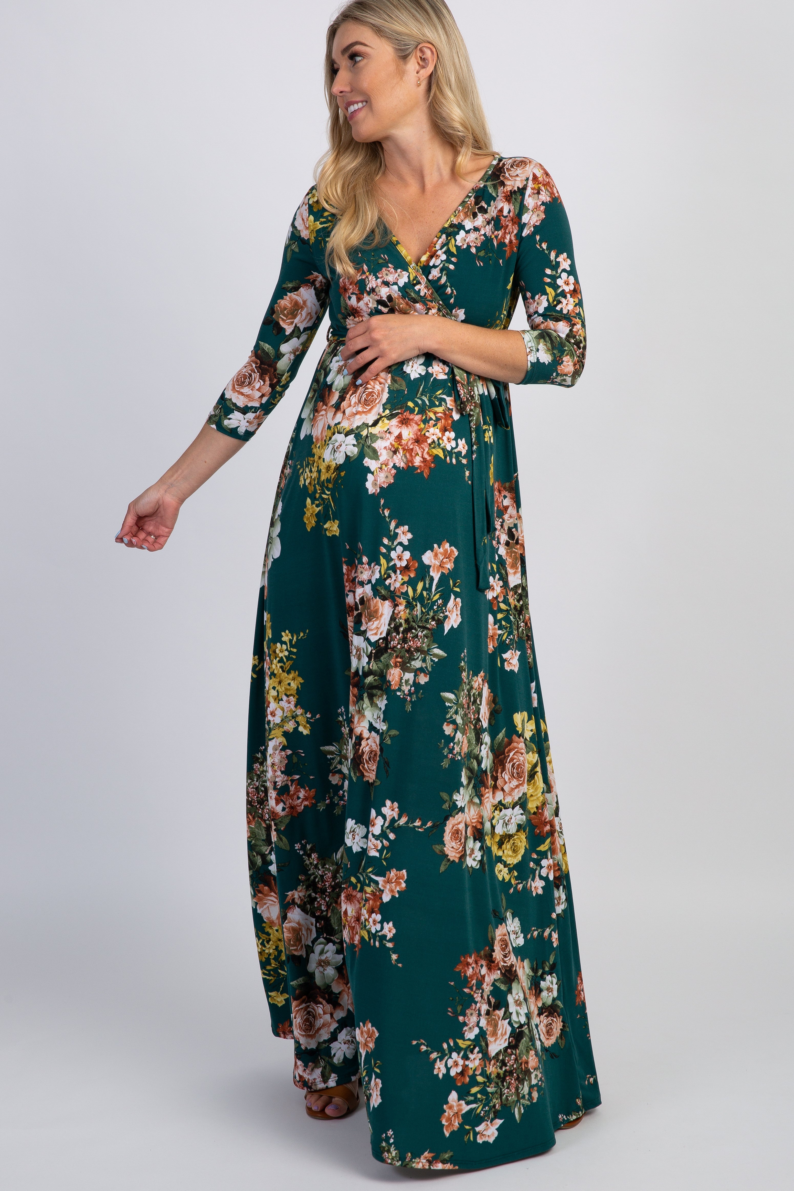 Umstandsmaxikleid in Grün mit Rosenmuster und Bindegürtel
