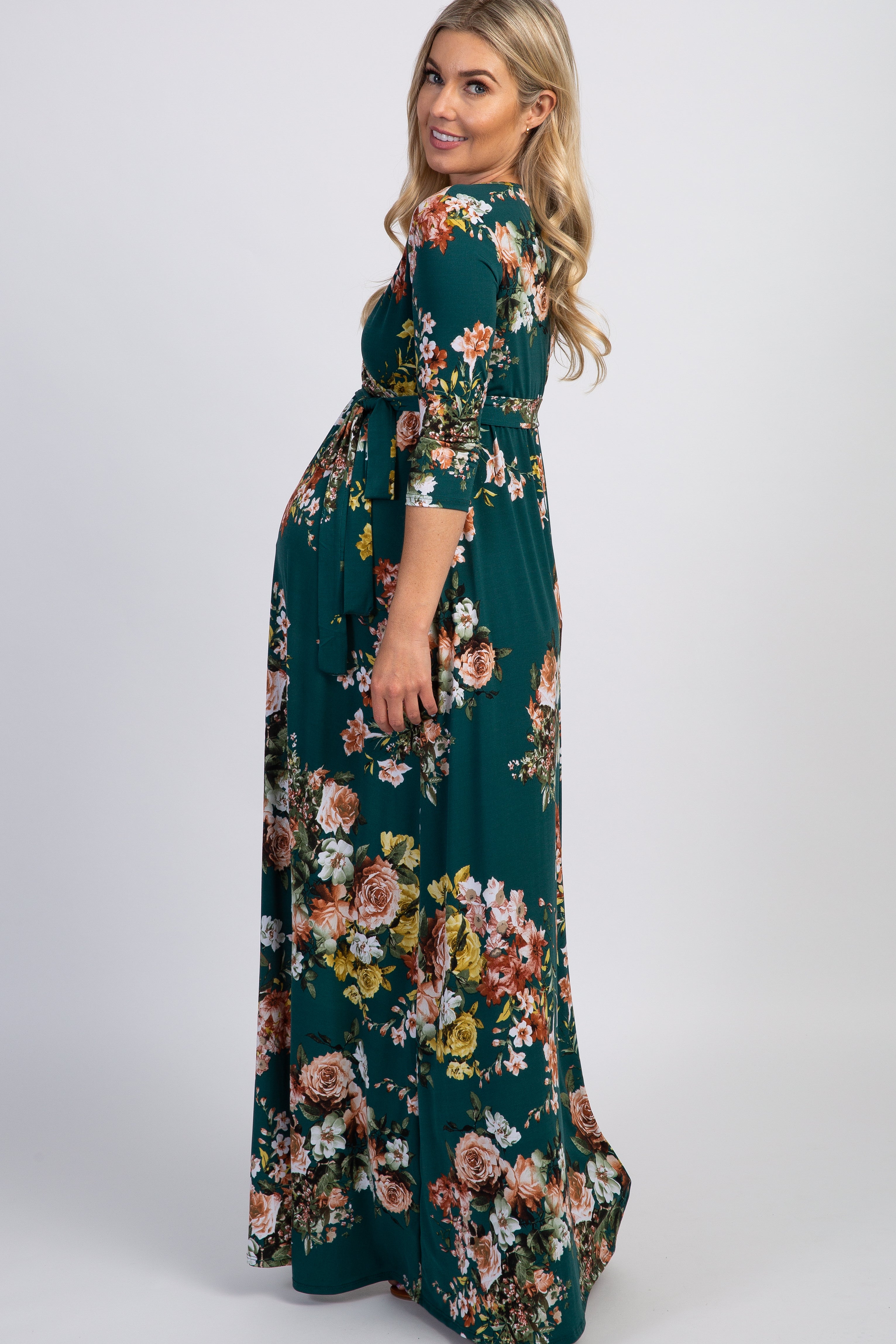 Umstandsmaxikleid in Grün mit Rosenmuster und Bindegürtel