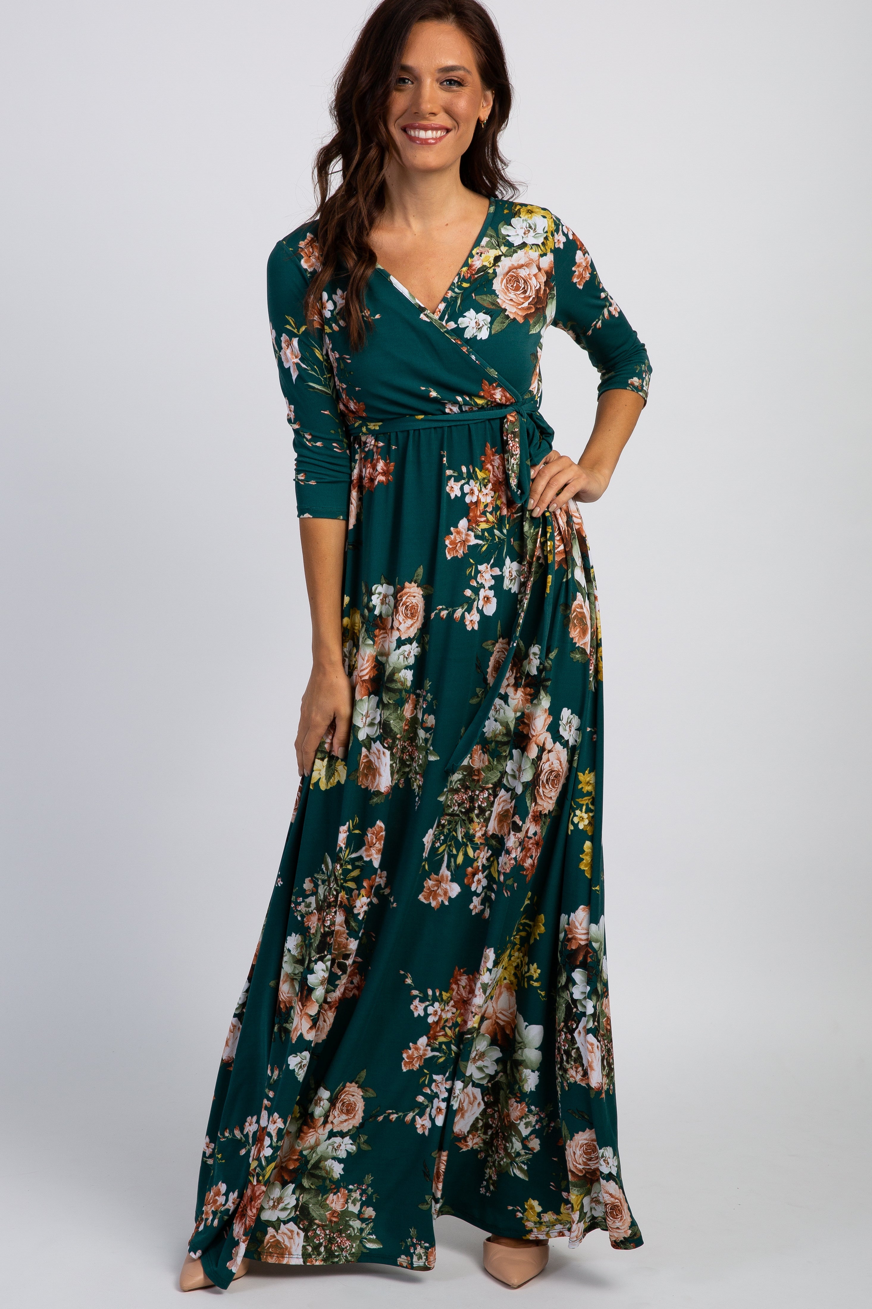 Umstandsmaxikleid in Grün mit Rosenmuster und Bindegürtel