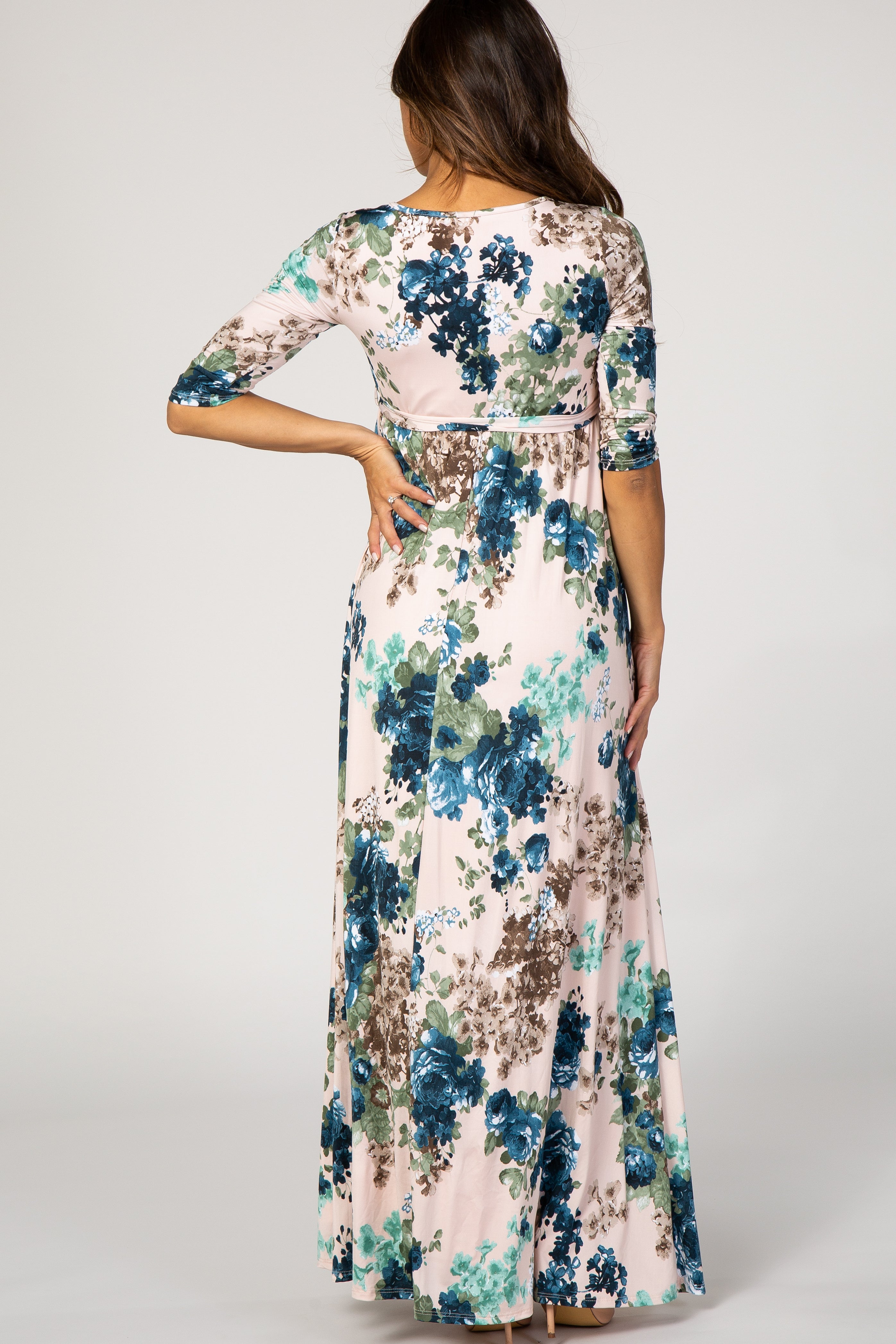 Umstands- und Stillkleid in Zartrosa mit Blumenmuster und Bindegürtel