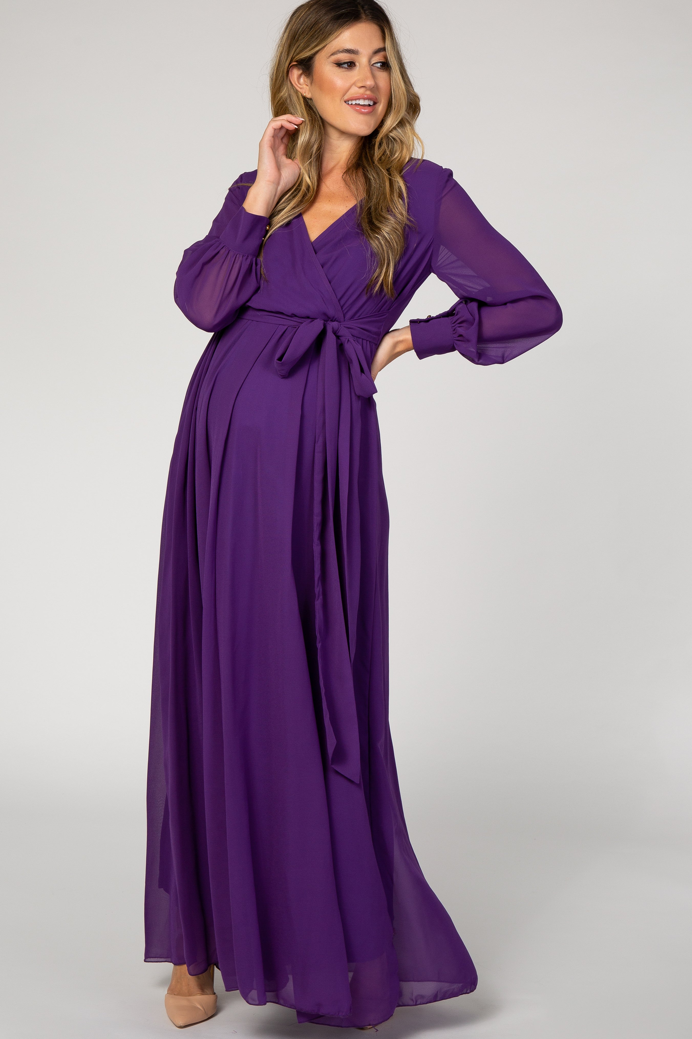 Umstandsmaxikleid aus Chiffon in Violett mit langen Ärmeln und Plissee