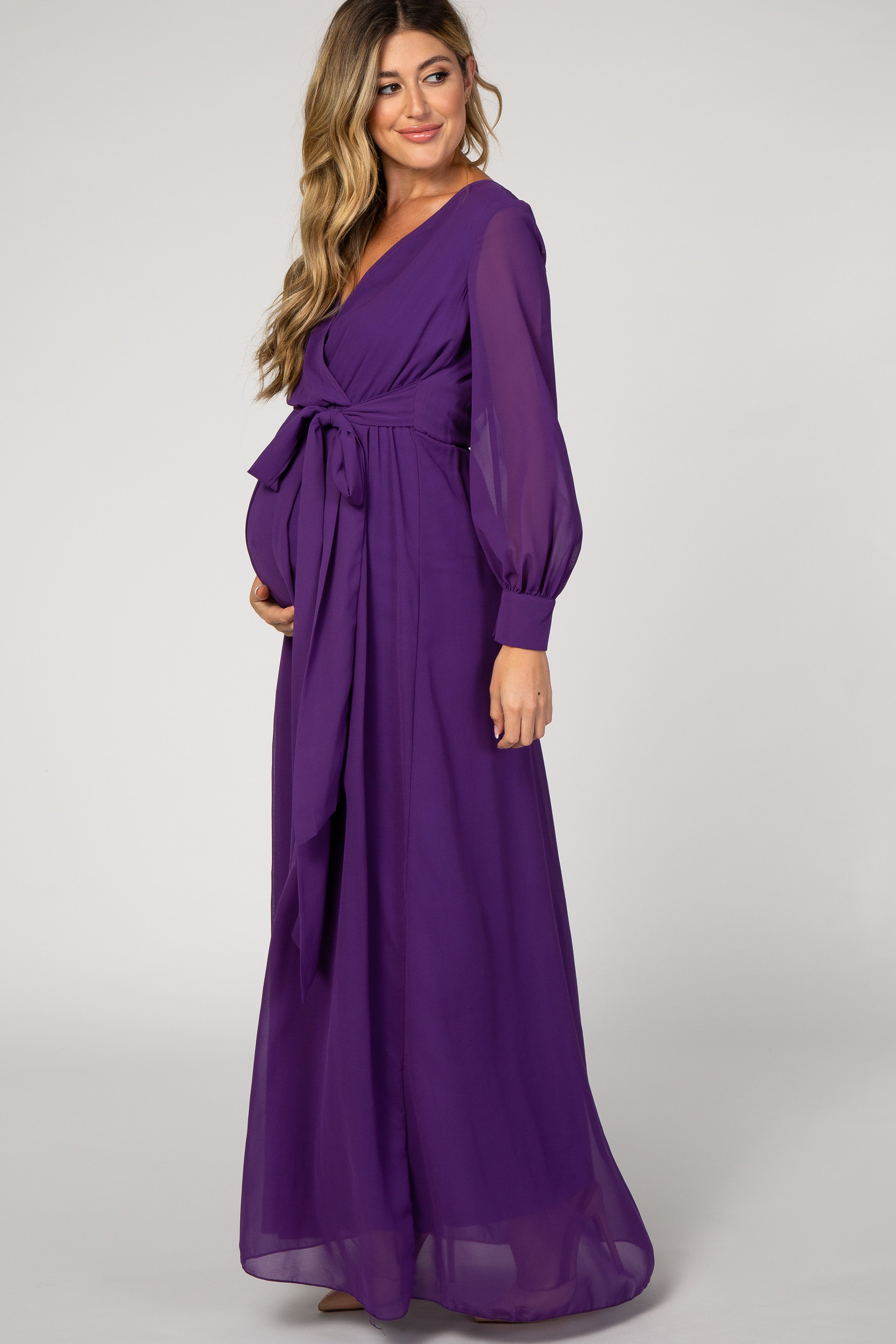 Umstandsmaxikleid aus Chiffon in Violett mit langen Ärmeln und Plissee
