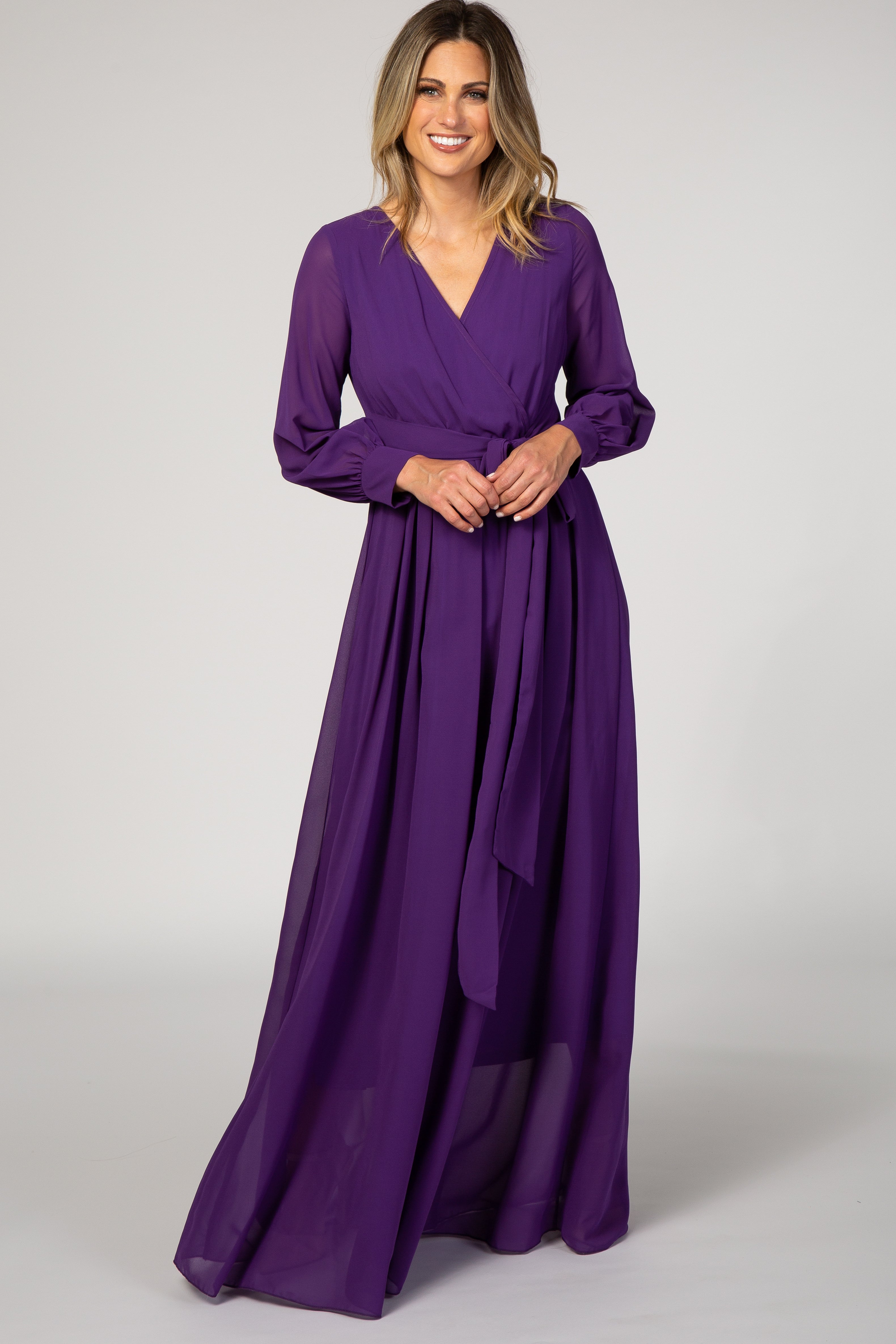 Umstandsmaxikleid aus Chiffon in Violett mit langen Ärmeln und Plissee