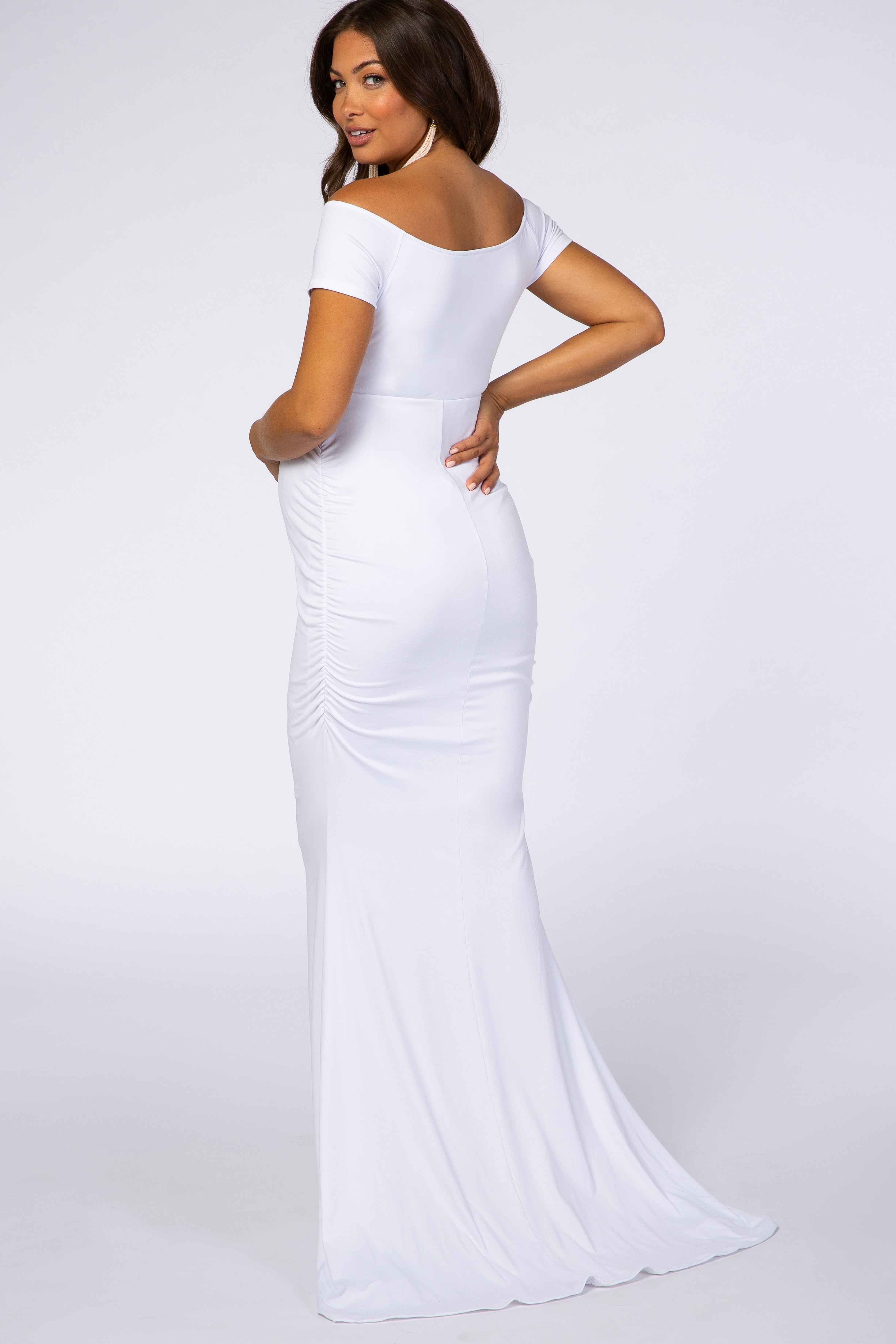 Schulterfreies Umstands-Wickelkleid für Fotoshootings in Weiß
