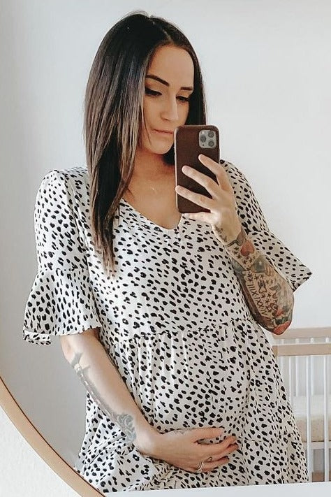 Umstandskleid mit Animal-Print und Rüschenärmeln in Beige