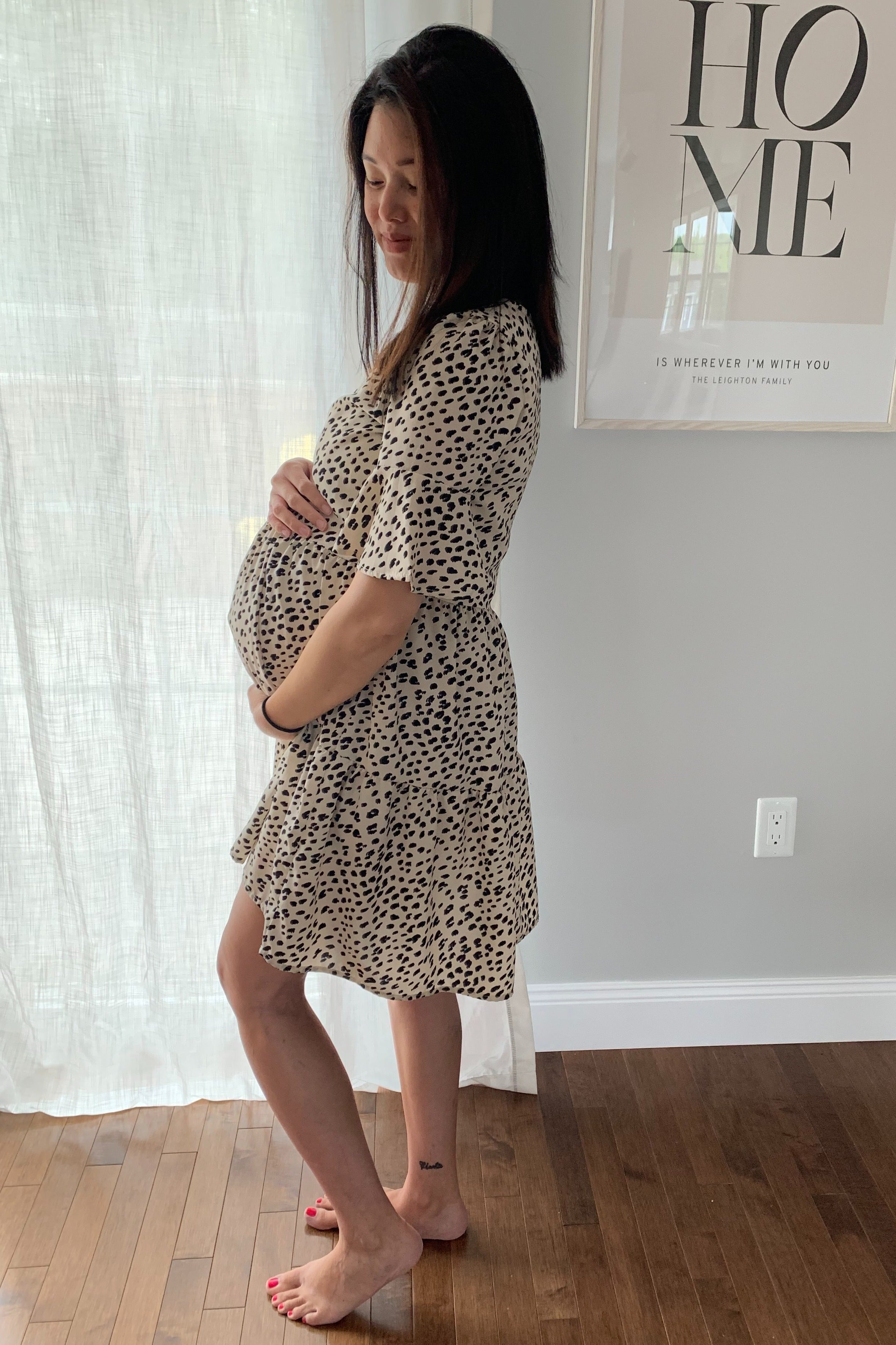 Umstandskleid mit Animal-Print und Rüschenärmeln in Beige