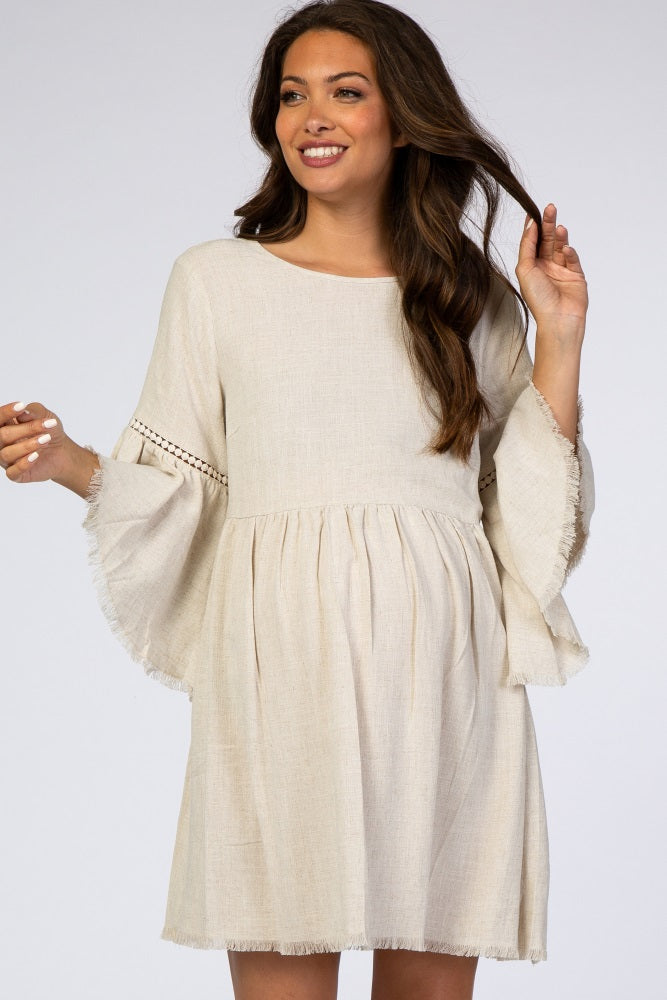 Umstandskleid im Babydoll-Schnitt in Beige mit Trompetenärmeln