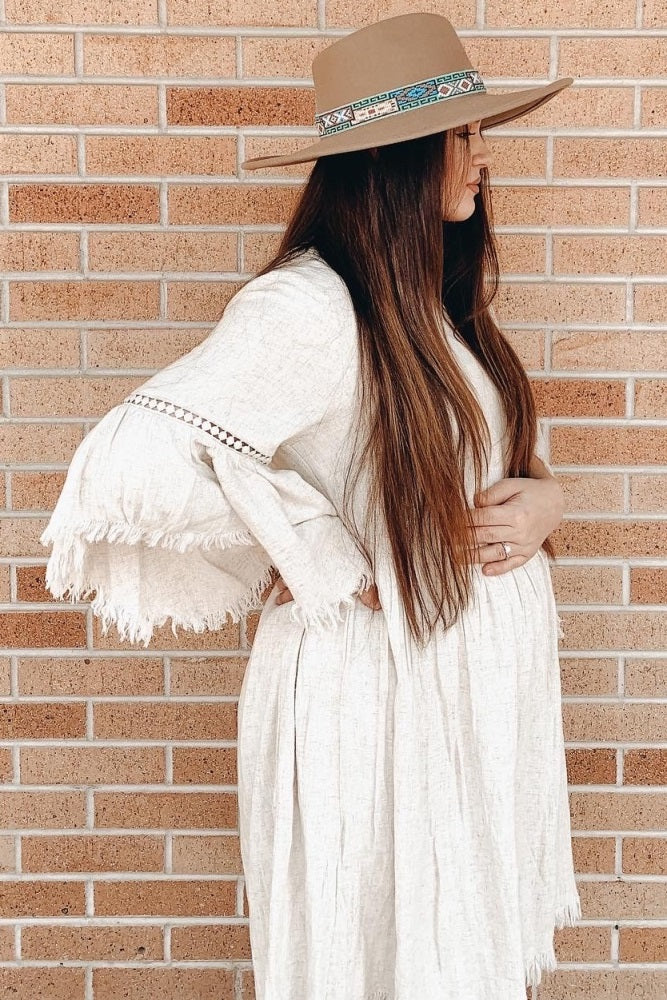 Umstandskleid im Babydoll-Schnitt in Beige mit Trompetenärmeln