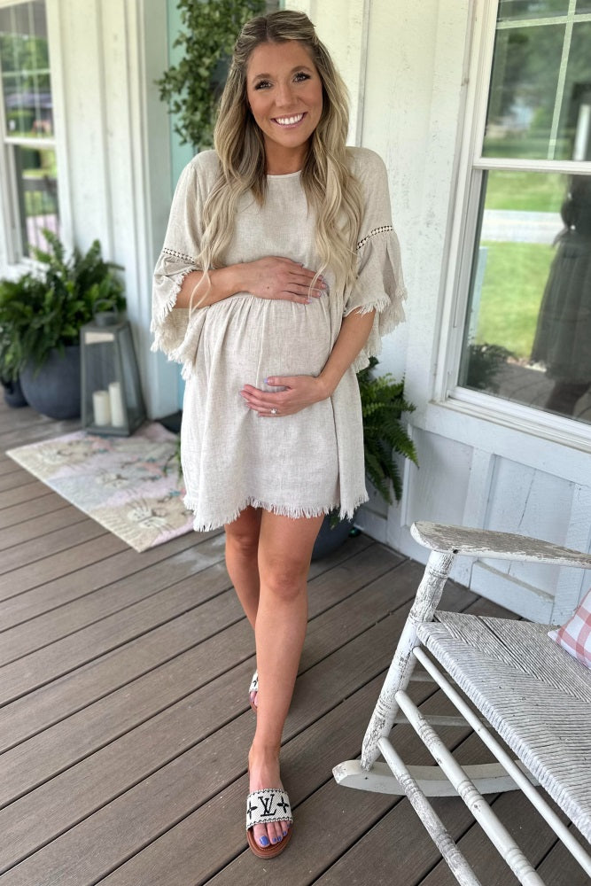 Umstandskleid im Babydoll-Schnitt in Beige mit Trompetenärmeln