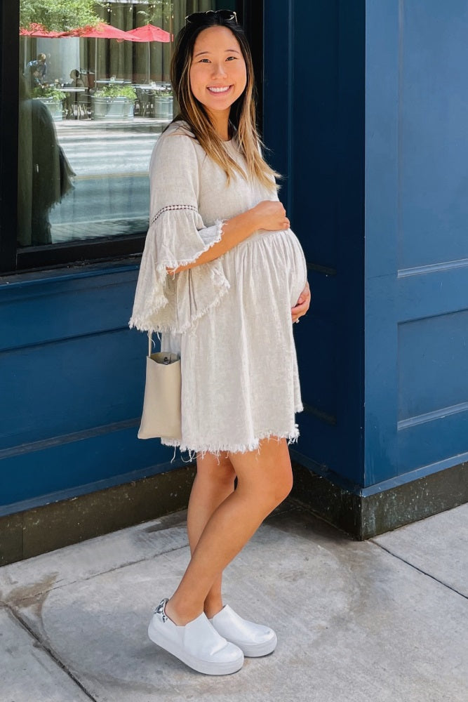 Umstandskleid im Babydoll-Schnitt in Beige mit Trompetenärmeln