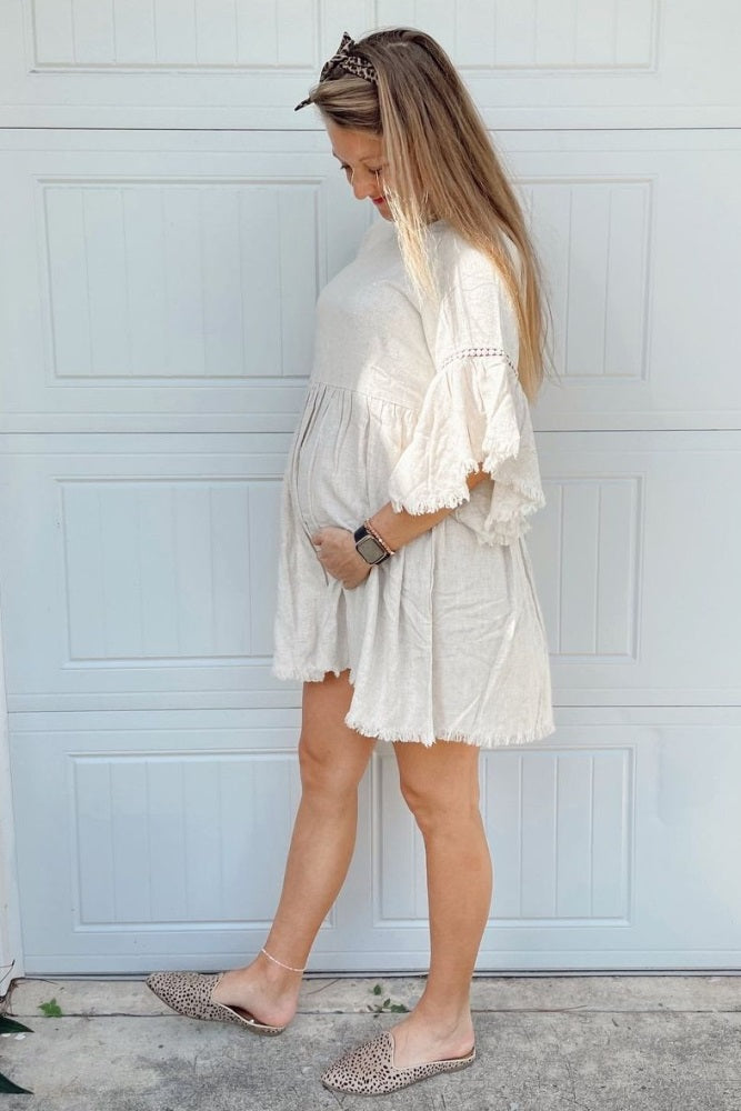 Umstandskleid im Babydoll-Schnitt in Beige mit Trompetenärmeln