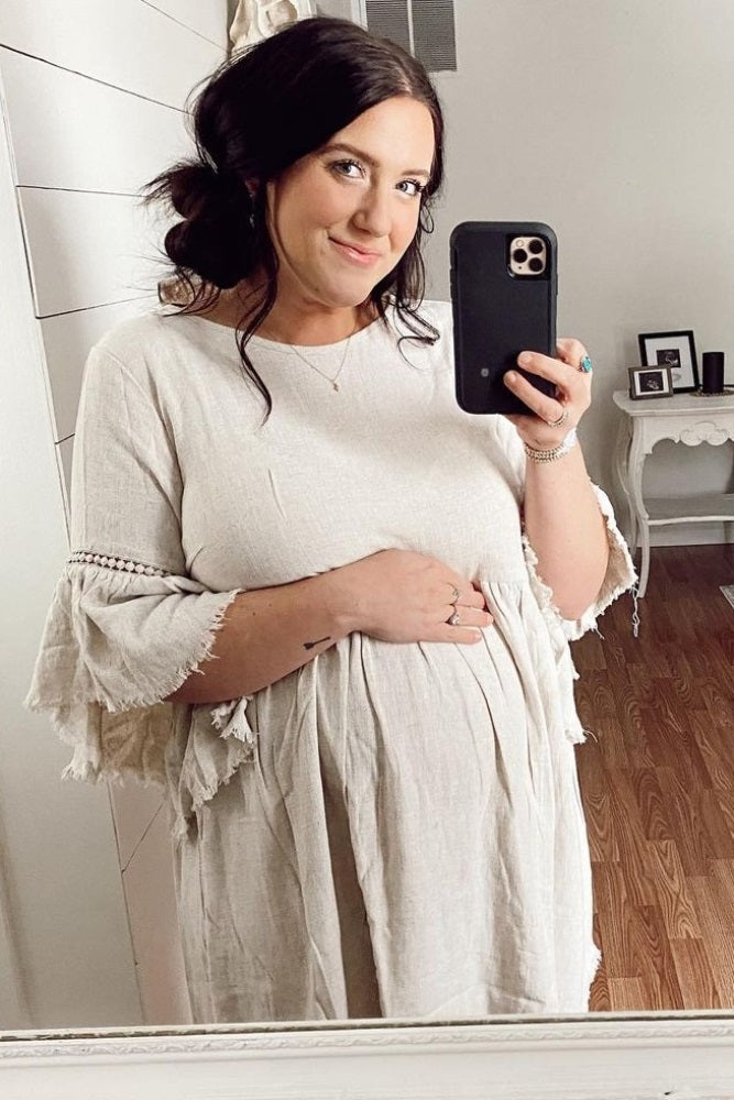 Umstandskleid im Babydoll-Schnitt in Beige mit Trompetenärmeln