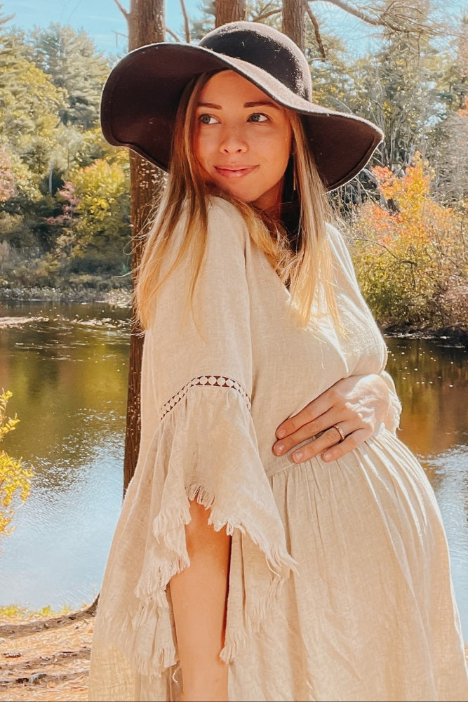 Umstandskleid im Babydoll-Schnitt in Beige mit Trompetenärmeln