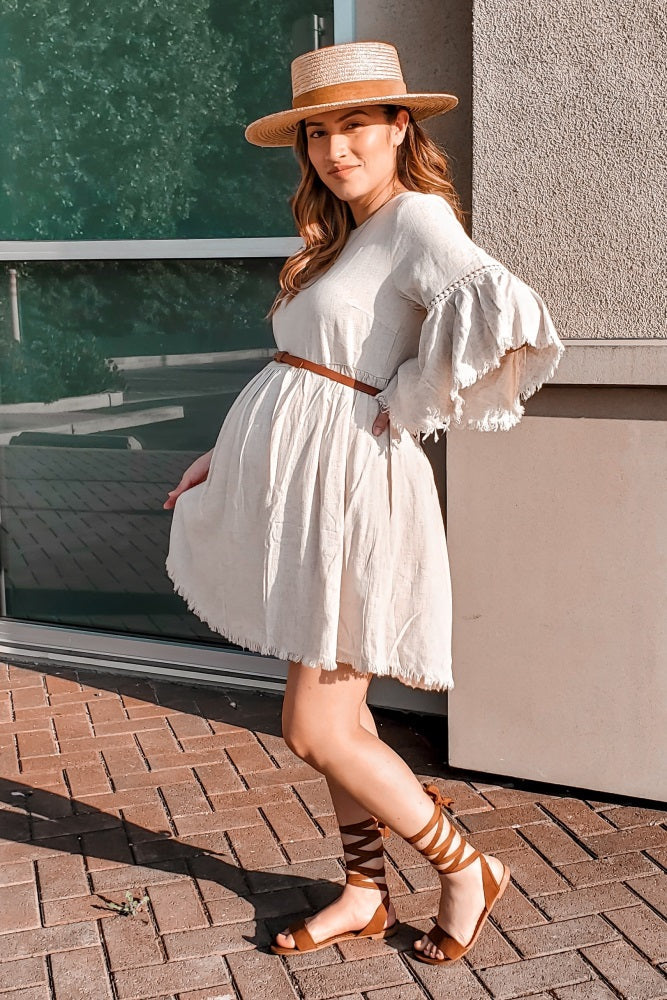 Umstandskleid im Babydoll-Schnitt in Beige mit Trompetenärmeln