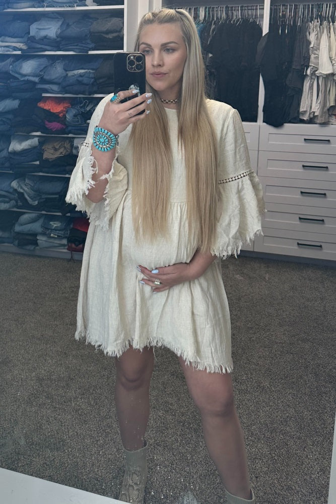 Umstandskleid im Babydoll-Schnitt in Beige mit Trompetenärmeln