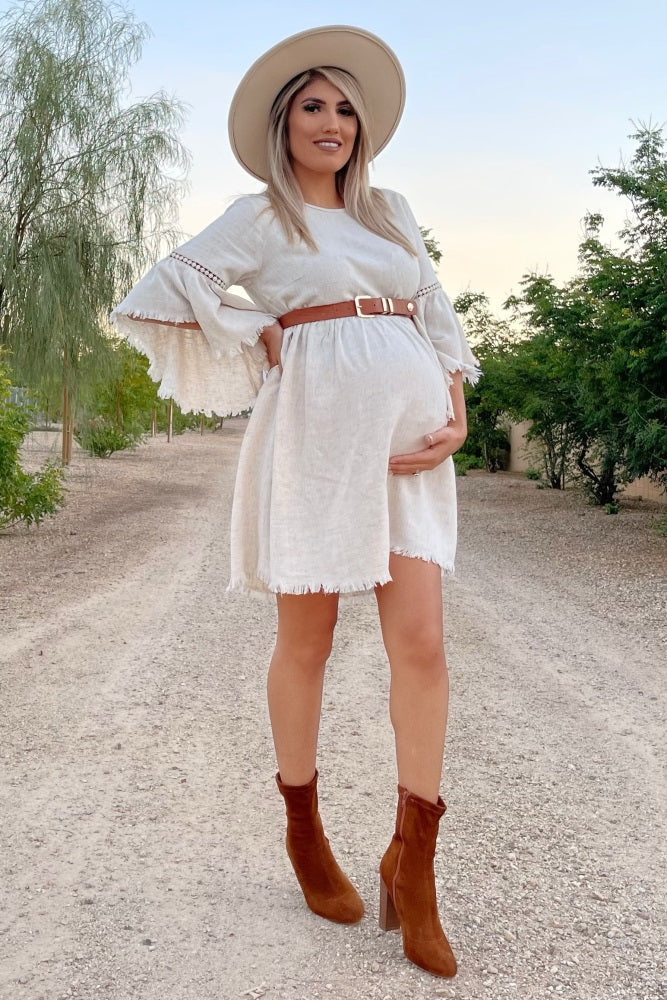 Umstandskleid im Babydoll-Schnitt in Beige mit Trompetenärmeln