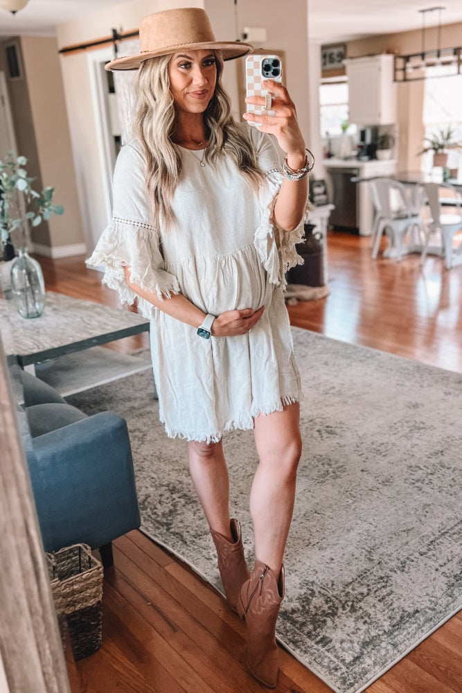 Umstandskleid im Babydoll-Schnitt in Beige mit Trompetenärmeln