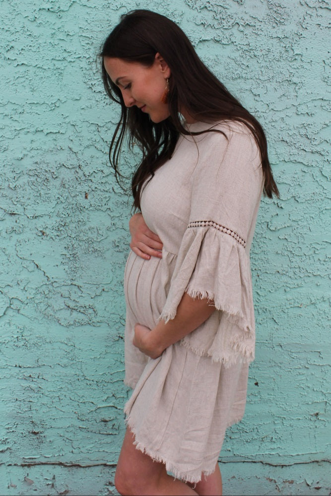 Umstandskleid im Babydoll-Schnitt in Beige mit Trompetenärmeln