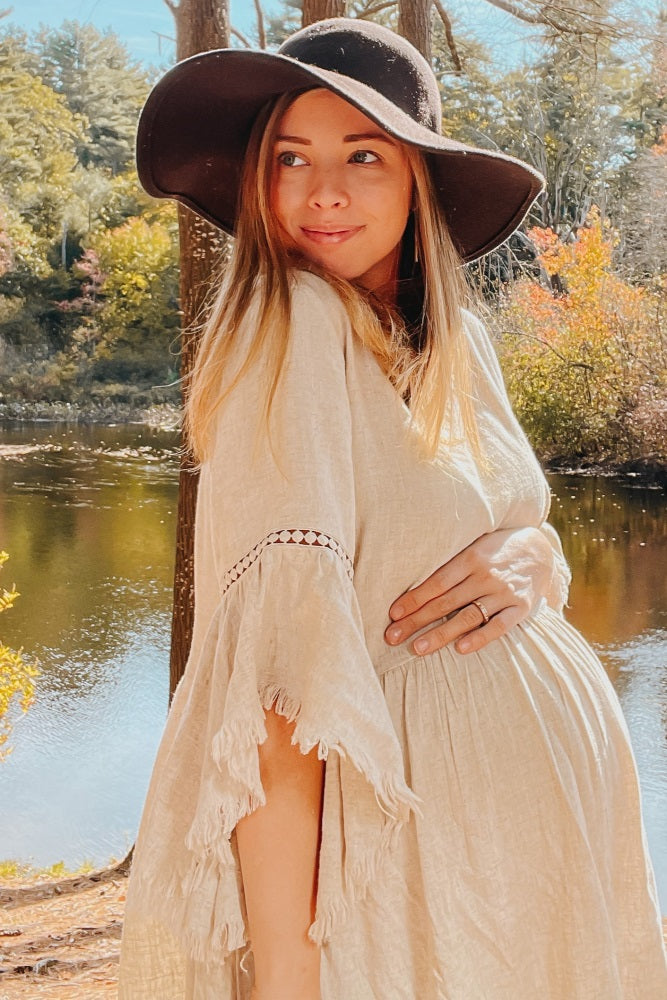 Umstandskleid im Babydoll-Schnitt in Beige mit Trompetenärmeln
