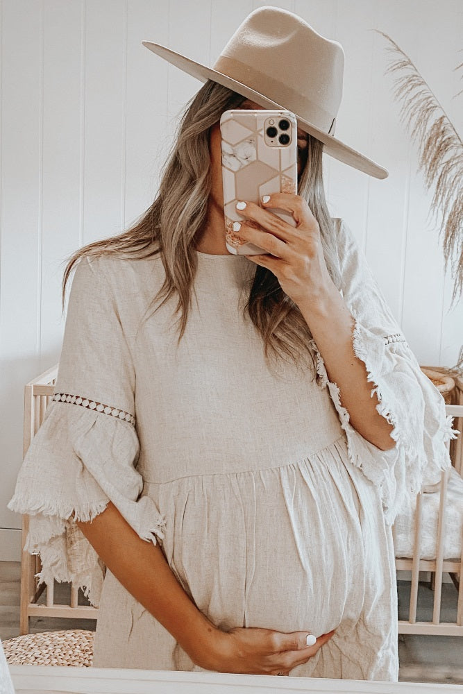 Umstandskleid im Babydoll-Schnitt in Beige mit Trompetenärmeln