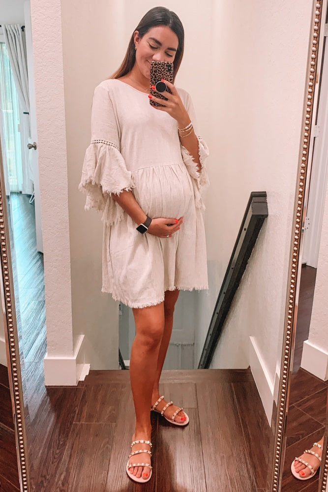 Umstandskleid im Babydoll-Schnitt in Beige mit Trompetenärmeln