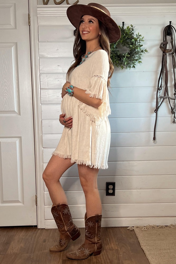 Umstandskleid im Babydoll-Schnitt in Beige mit Trompetenärmeln