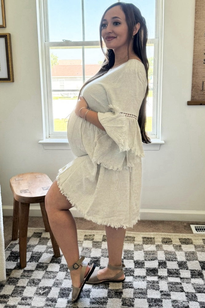 Umstandskleid im Babydoll-Schnitt in Beige mit Trompetenärmeln