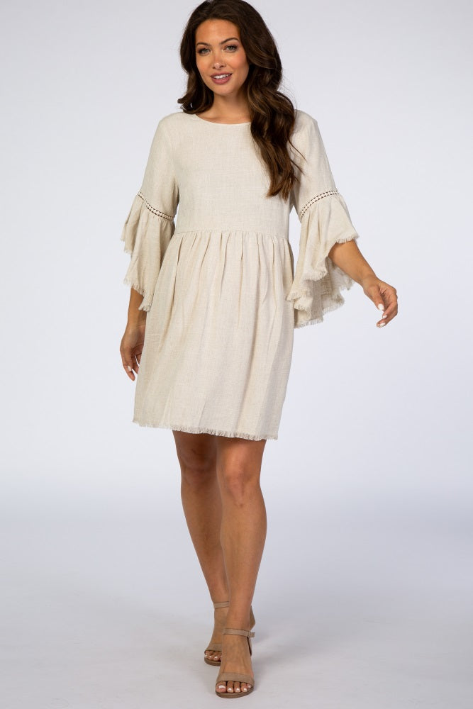 Umstandskleid im Babydoll-Schnitt in Beige mit Trompetenärmeln